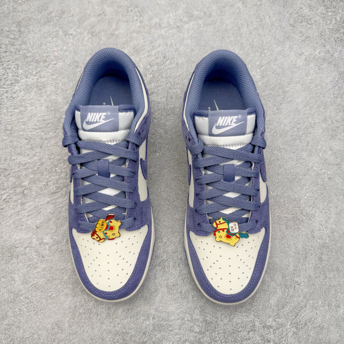 图片[2]-＃CS纯原 NK Dunk Low 白紫 IB4417-103 实力大厂出品 新配色陆续开发 利润个位数只为口碑 全套原纸板楦头开发 确保原汁原味 完美呈现DUNK版型 一比一鞋头弧度高度鞋身弧度 此版本只针对中端市场 皮料材质有所更替 其他数据细节工艺流程均保持一致 绝不口嗨 细节品控鞋型随意对比 独家私模官方第六代原厂航空铝磨具打磨大底 鞋头坡度极致还原 无解鞋型 原盒原配 圈内天花板工艺 原厂玻璃冲刀 超高清洁度 全鞋零毛边皮料切割 原厂中底布点胶 中底布拉帮走线遵循公司 尺码：36 36.5 37.5 38 38.5 39 40 40.5 41 42 42.5 43 44 44.5 45 46-选品中心