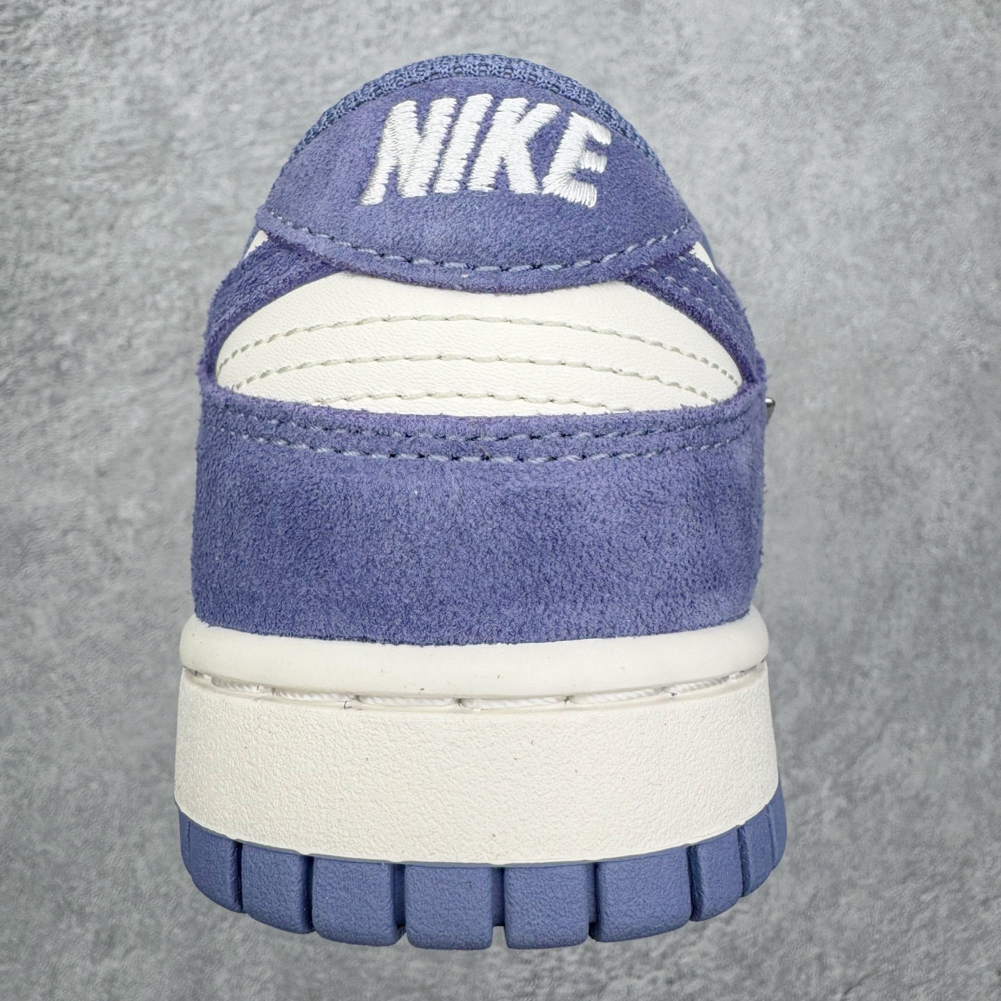 图片[8]-＃CS纯原 NK Dunk Low 白紫 IB4417-103 实力大厂出品 新配色陆续开发 利润个位数只为口碑 全套原纸板楦头开发 确保原汁原味 完美呈现DUNK版型 一比一鞋头弧度高度鞋身弧度 此版本只针对中端市场 皮料材质有所更替 其他数据细节工艺流程均保持一致 绝不口嗨 细节品控鞋型随意对比 独家私模官方第六代原厂航空铝磨具打磨大底 鞋头坡度极致还原 无解鞋型 原盒原配 圈内天花板工艺 原厂玻璃冲刀 超高清洁度 全鞋零毛边皮料切割 原厂中底布点胶 中底布拉帮走线遵循公司 尺码：36 36.5 37.5 38 38.5 39 40 40.5 41 42 42.5 43 44 44.5 45 46-选品中心