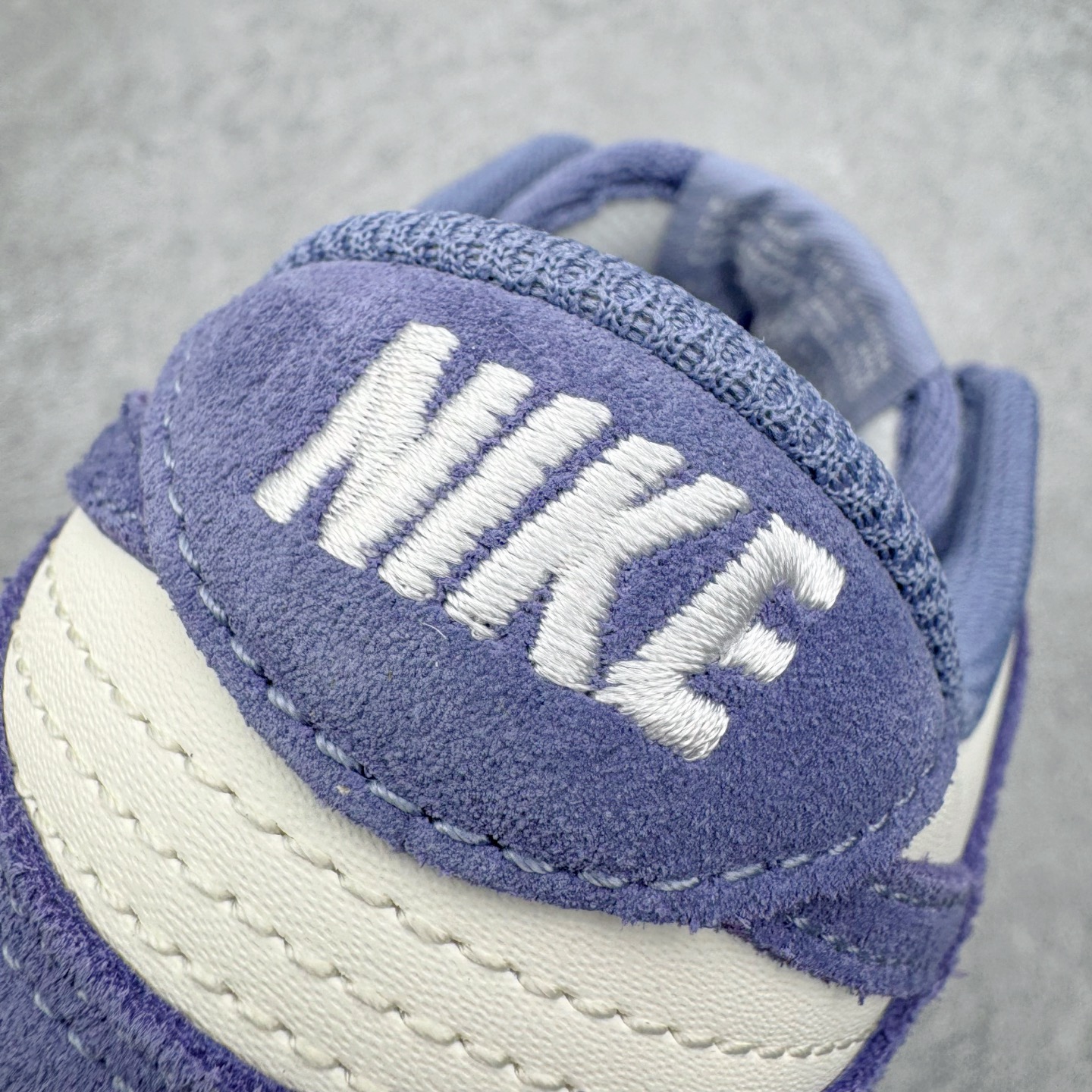 图片[16]-＃CS纯原 NK Dunk Low 白紫 IB4417-103 实力大厂出品 新配色陆续开发 利润个位数只为口碑 全套原纸板楦头开发 确保原汁原味 完美呈现DUNK版型 一比一鞋头弧度高度鞋身弧度 此版本只针对中端市场 皮料材质有所更替 其他数据细节工艺流程均保持一致 绝不口嗨 细节品控鞋型随意对比 独家私模官方第六代原厂航空铝磨具打磨大底 鞋头坡度极致还原 无解鞋型 原盒原配 圈内天花板工艺 原厂玻璃冲刀 超高清洁度 全鞋零毛边皮料切割 原厂中底布点胶 中底布拉帮走线遵循公司 尺码：36 36.5 37.5 38 38.5 39 40 40.5 41 42 42.5 43 44 44.5 45 46-选品中心