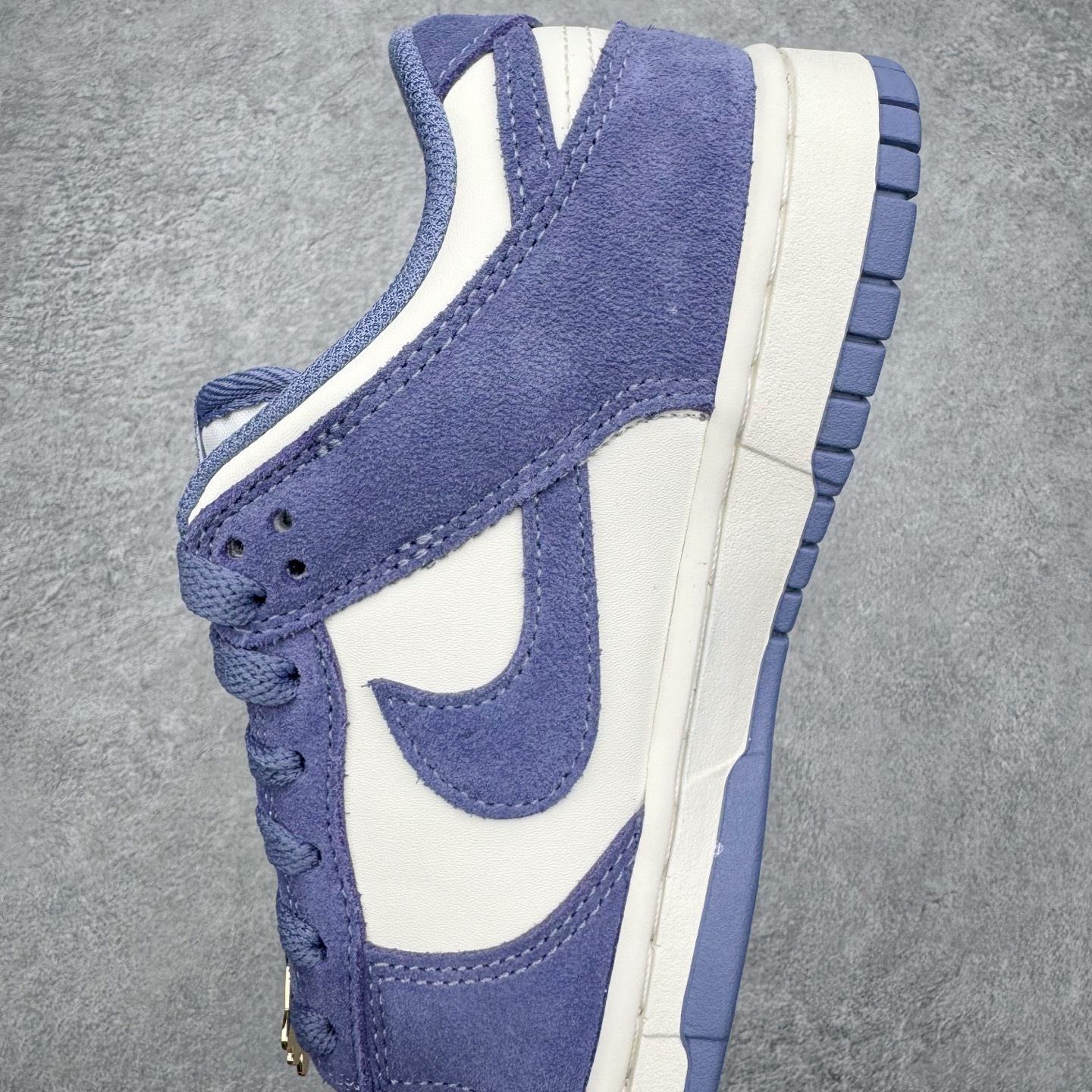 图片[7]-＃CS纯原 NK Dunk Low 白紫 IB4417-103 实力大厂出品 新配色陆续开发 利润个位数只为口碑 全套原纸板楦头开发 确保原汁原味 完美呈现DUNK版型 一比一鞋头弧度高度鞋身弧度 此版本只针对中端市场 皮料材质有所更替 其他数据细节工艺流程均保持一致 绝不口嗨 细节品控鞋型随意对比 独家私模官方第六代原厂航空铝磨具打磨大底 鞋头坡度极致还原 无解鞋型 原盒原配 圈内天花板工艺 原厂玻璃冲刀 超高清洁度 全鞋零毛边皮料切割 原厂中底布点胶 中底布拉帮走线遵循公司 尺码：36 36.5 37.5 38 38.5 39 40 40.5 41 42 42.5 43 44 44.5 45 46-选品中心