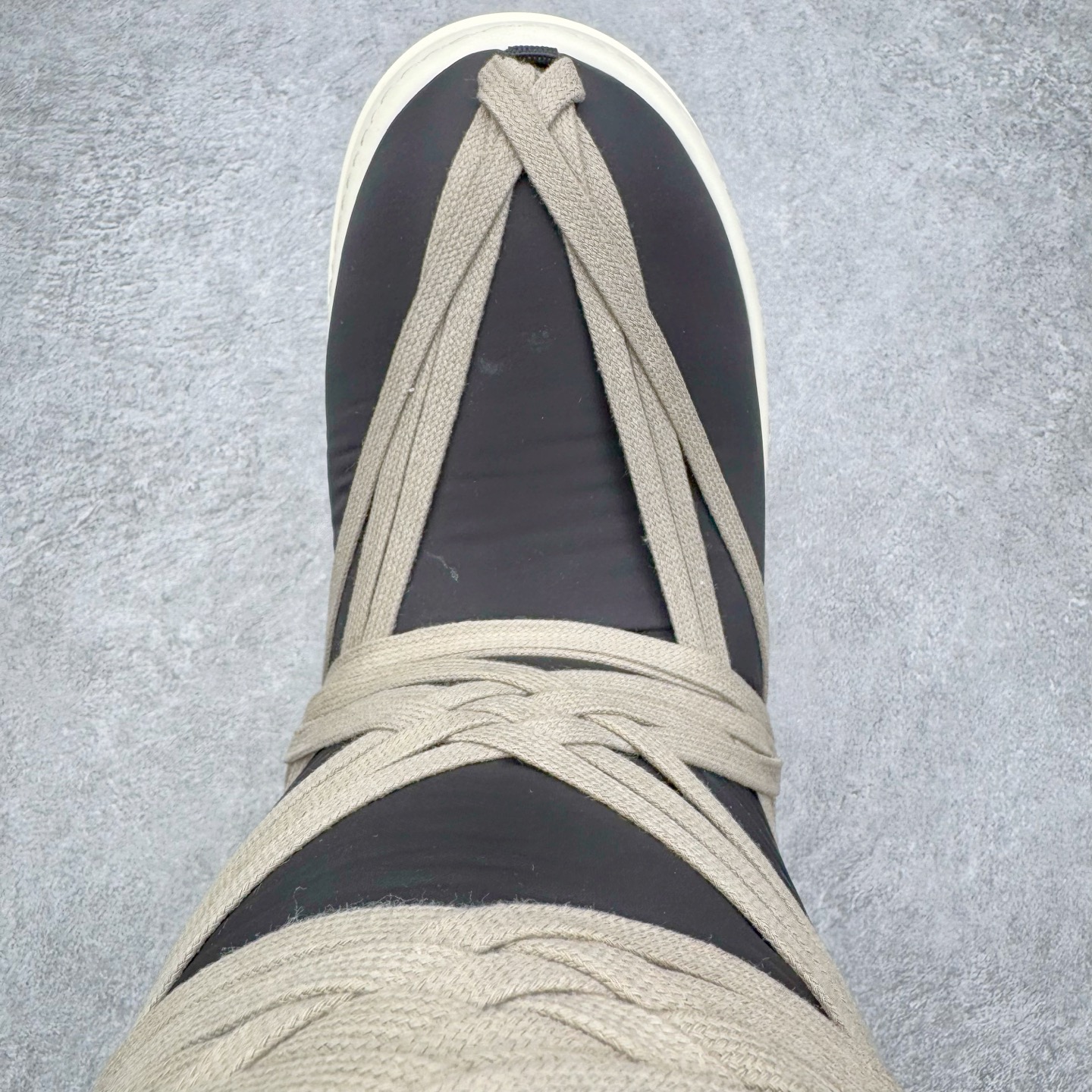 图片[4]-＃DG纯原 Moncler x RICK OWENS/RO 蒙口联名瑞克欧文斯圆头系带厚底短筒雪地靴 二级市场已经7K以上 平台客户随意卖四位数 RO广东原厂出品 纯原天花板 原版一比一复刻 冲正绝不翻车 还原度达到百分之98以上 原楦开发纸版版型 ZP拆解原版1：1复模裁片纸版 力求做到0错位 这样才能达到和zp一致的鞋型味道 采用进口cnc数控机床开发对版独家tpu奶香大底 区别于市场所有版本 zp同源全头层粒面小牛皮 达到和zp一致手感 原厂进口细纹布 万邦订购原厂高弹粉红色海绵 内里搭配软质细腻羊皮 TPU高密度大底 软硬度透光度高已经测试和原版一致 尺码：36 37 38 39 40 41 42 43 44 45 46-选品中心