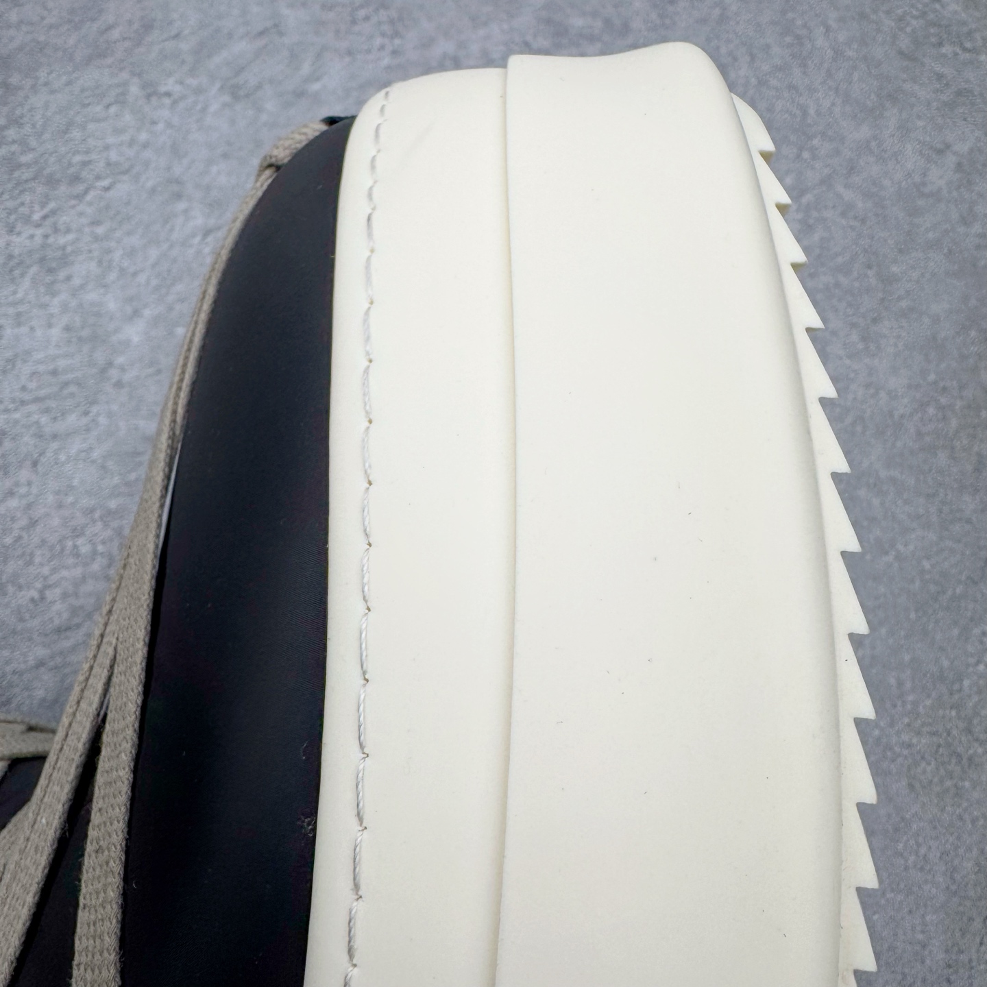 图片[13]-＃DG纯原 Moncler x RICK OWENS/RO 蒙口联名瑞克欧文斯圆头系带厚底短筒雪地靴 二级市场已经7K以上 平台客户随意卖四位数 RO广东原厂出品 纯原天花板 原版一比一复刻 冲正绝不翻车 还原度达到百分之98以上 原楦开发纸版版型 ZP拆解原版1：1复模裁片纸版 力求做到0错位 这样才能达到和zp一致的鞋型味道 采用进口cnc数控机床开发对版独家tpu奶香大底 区别于市场所有版本 zp同源全头层粒面小牛皮 达到和zp一致手感 原厂进口细纹布 万邦订购原厂高弹粉红色海绵 内里搭配软质细腻羊皮 TPU高密度大底 软硬度透光度高已经测试和原版一致 尺码：36 37 38 39 40 41 42 43 44 45 46-选品中心