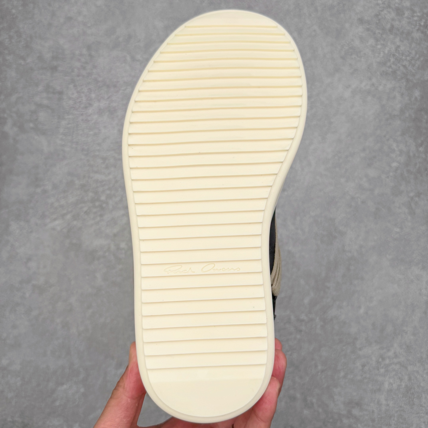 图片[9]-＃DG纯原 Moncler x RICK OWENS/RO 蒙口联名瑞克欧文斯圆头系带厚底短筒雪地靴 二级市场已经7K以上 平台客户随意卖四位数 RO广东原厂出品 纯原天花板 原版一比一复刻 冲正绝不翻车 还原度达到百分之98以上 原楦开发纸版版型 ZP拆解原版1：1复模裁片纸版 力求做到0错位 这样才能达到和zp一致的鞋型味道 采用进口cnc数控机床开发对版独家tpu奶香大底 区别于市场所有版本 zp同源全头层粒面小牛皮 达到和zp一致手感 原厂进口细纹布 万邦订购原厂高弹粉红色海绵 内里搭配软质细腻羊皮 TPU高密度大底 软硬度透光度高已经测试和原版一致 尺码：36 37 38 39 40 41 42 43 44 45 46-选品中心