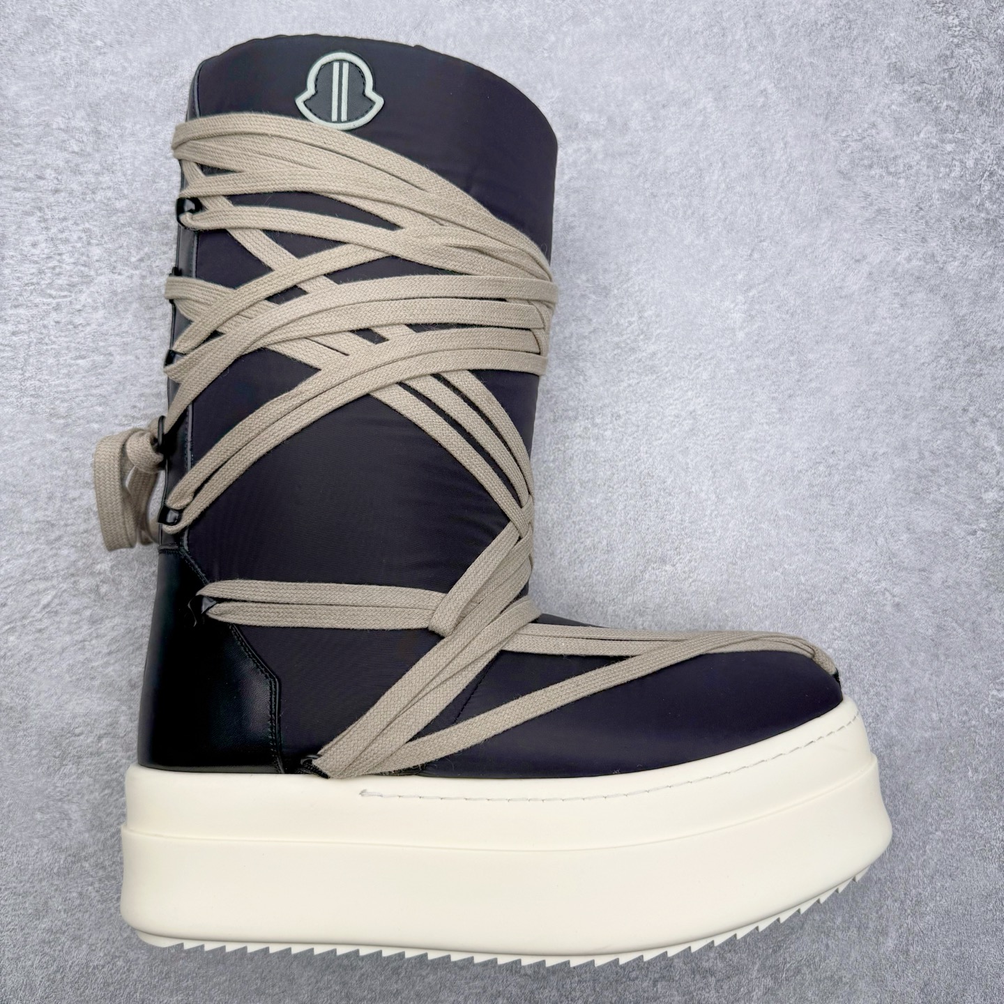 ＃DG纯原 Moncler x RICK OWENS/RO 蒙口联名瑞克欧文斯圆头系带厚底短筒雪地靴 二级市场已经7K以上 平台客户随意卖四位数 RO广东原厂出品 纯原天花板 原版一比一复刻 冲正绝不翻车 还原度达到百分之98以上 原楦开发纸版版型 ZP拆解原版1：1复模裁片纸版 力求做到0错位 这样才能达到和zp一致的鞋型味道 采用进口cnc数控机床开发对版独家tpu奶香大底 区别于市场所有版本 zp同源全头层粒面小牛皮 达到和zp一致手感 原厂进口细纹布 万邦订购原厂高弹粉红色海绵 内里搭配软质细腻羊皮 TPU高密度大底 软硬度透光度高已经测试和原版一致 尺码：36 37 38 39 40 41 42 43 44 45 46-选品中心