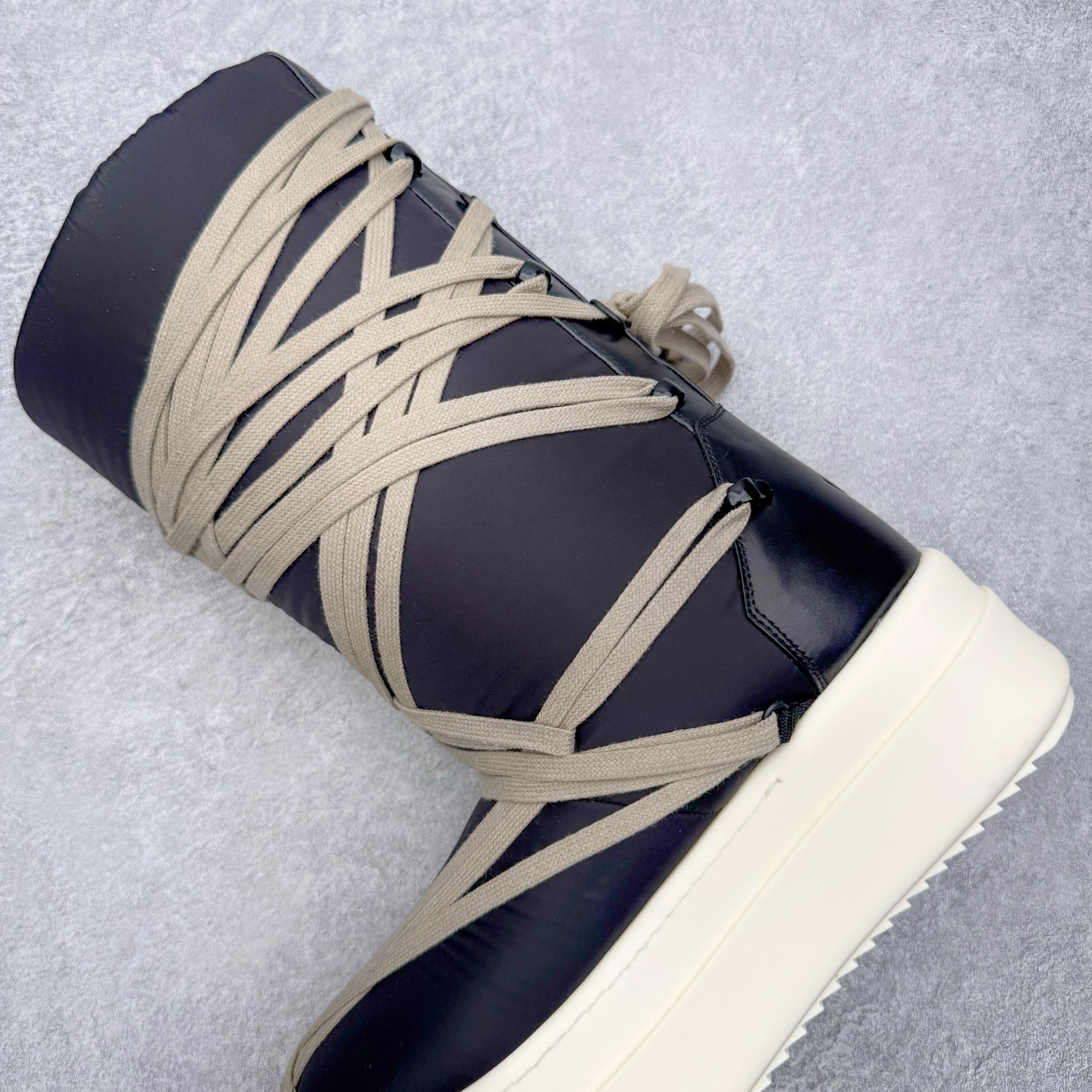 图片[7]-＃DG纯原 Moncler x RICK OWENS/RO 蒙口联名瑞克欧文斯圆头系带厚底短筒雪地靴 二级市场已经7K以上 平台客户随意卖四位数 RO广东原厂出品 纯原天花板 原版一比一复刻 冲正绝不翻车 还原度达到百分之98以上 原楦开发纸版版型 ZP拆解原版1：1复模裁片纸版 力求做到0错位 这样才能达到和zp一致的鞋型味道 采用进口cnc数控机床开发对版独家tpu奶香大底 区别于市场所有版本 zp同源全头层粒面小牛皮 达到和zp一致手感 原厂进口细纹布 万邦订购原厂高弹粉红色海绵 内里搭配软质细腻羊皮 TPU高密度大底 软硬度透光度高已经测试和原版一致 尺码：36 37 38 39 40 41 42 43 44 45 46-选品中心