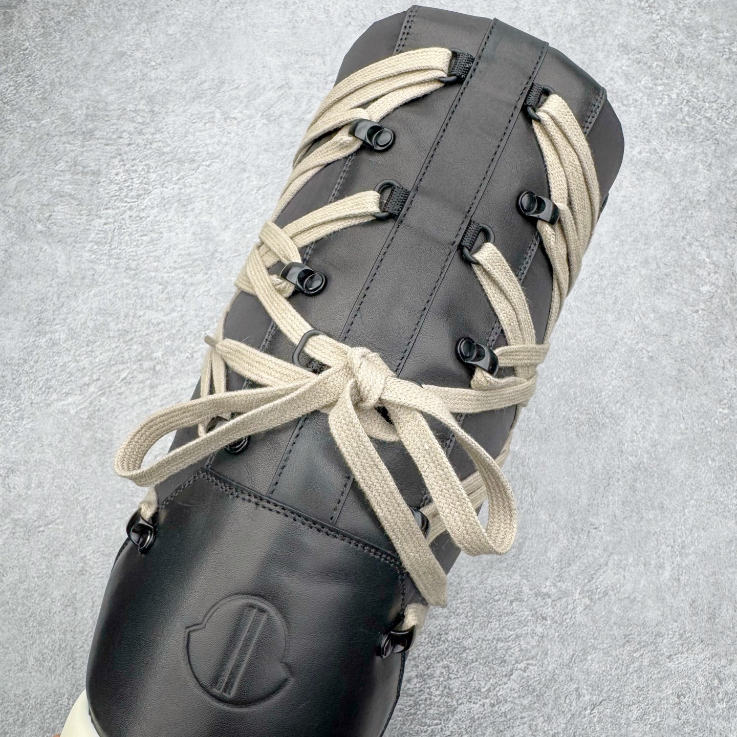 图片[8]-＃DG纯原 Moncler x RICK OWENS/RO 蒙口联名瑞克欧文斯圆头系带厚底短筒雪地靴 二级市场已经7K以上 平台客户随意卖四位数 RO广东原厂出品 纯原天花板 原版一比一复刻 冲正绝不翻车 还原度达到百分之98以上 原楦开发纸版版型 ZP拆解原版1：1复模裁片纸版 力求做到0错位 这样才能达到和zp一致的鞋型味道 采用进口cnc数控机床开发对版独家tpu奶香大底 区别于市场所有版本 zp同源全头层粒面小牛皮 达到和zp一致手感 原厂进口细纹布 万邦订购原厂高弹粉红色海绵 内里搭配软质细腻羊皮 TPU高密度大底 软硬度透光度高已经测试和原版一致 尺码：36 37 38 39 40 41 42 43 44 45 46-选品中心