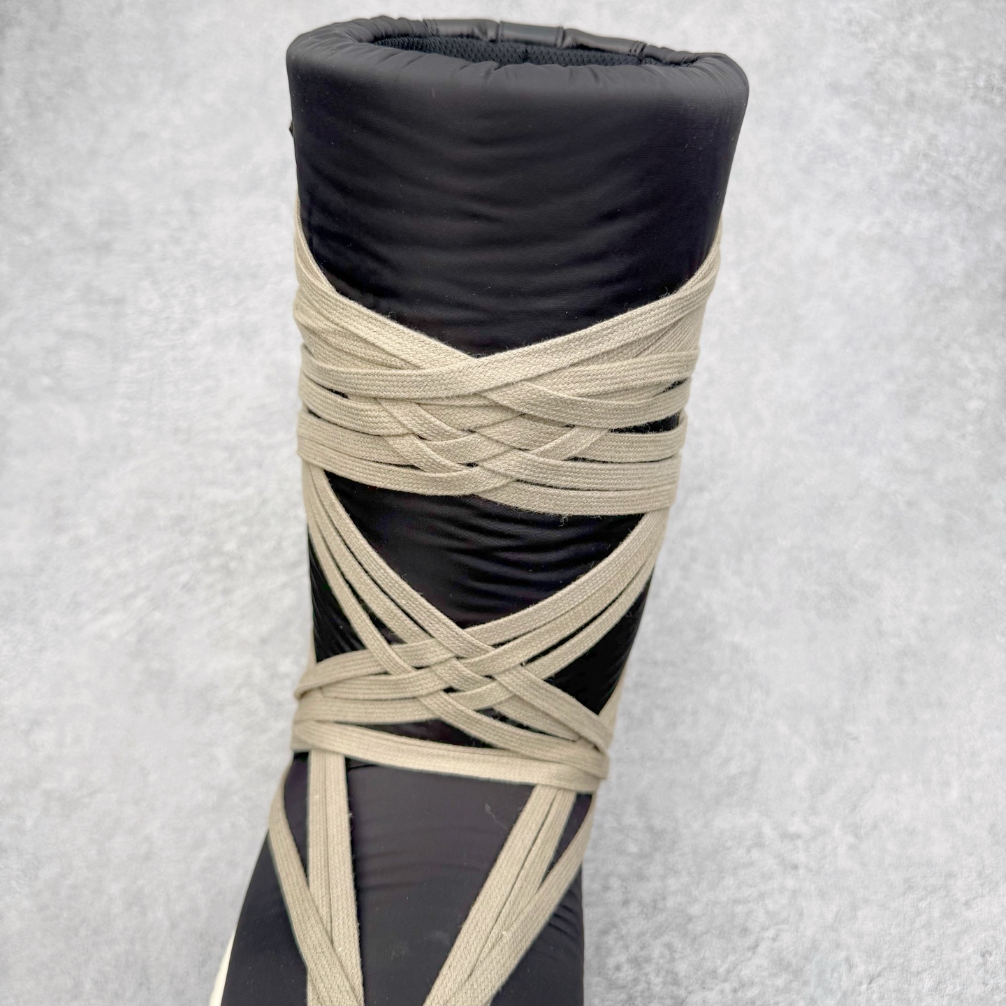 图片[5]-＃DG纯原 Moncler x RICK OWENS/RO 蒙口联名瑞克欧文斯圆头系带厚底短筒雪地靴 二级市场已经7K以上 平台客户随意卖四位数 RO广东原厂出品 纯原天花板 原版一比一复刻 冲正绝不翻车 还原度达到百分之98以上 原楦开发纸版版型 ZP拆解原版1：1复模裁片纸版 力求做到0错位 这样才能达到和zp一致的鞋型味道 采用进口cnc数控机床开发对版独家tpu奶香大底 区别于市场所有版本 zp同源全头层粒面小牛皮 达到和zp一致手感 原厂进口细纹布 万邦订购原厂高弹粉红色海绵 内里搭配软质细腻羊皮 TPU高密度大底 软硬度透光度高已经测试和原版一致 尺码：36 37 38 39 40 41 42 43 44 45 46-选品中心