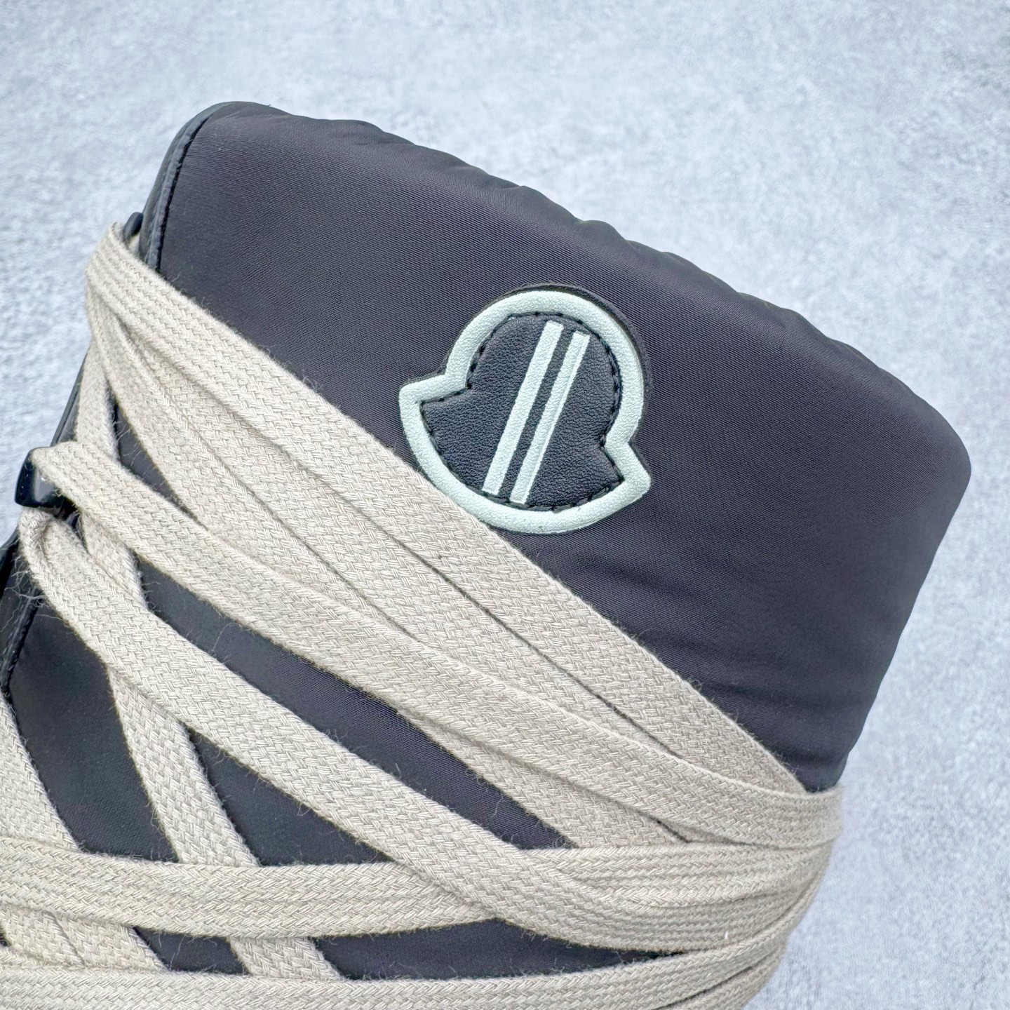 图片[14]-＃DG纯原 Moncler x RICK OWENS/RO 蒙口联名瑞克欧文斯圆头系带厚底短筒雪地靴 二级市场已经7K以上 平台客户随意卖四位数 RO广东原厂出品 纯原天花板 原版一比一复刻 冲正绝不翻车 还原度达到百分之98以上 原楦开发纸版版型 ZP拆解原版1：1复模裁片纸版 力求做到0错位 这样才能达到和zp一致的鞋型味道 采用进口cnc数控机床开发对版独家tpu奶香大底 区别于市场所有版本 zp同源全头层粒面小牛皮 达到和zp一致手感 原厂进口细纹布 万邦订购原厂高弹粉红色海绵 内里搭配软质细腻羊皮 TPU高密度大底 软硬度透光度高已经测试和原版一致 尺码：36 37 38 39 40 41 42 43 44 45 46-选品中心