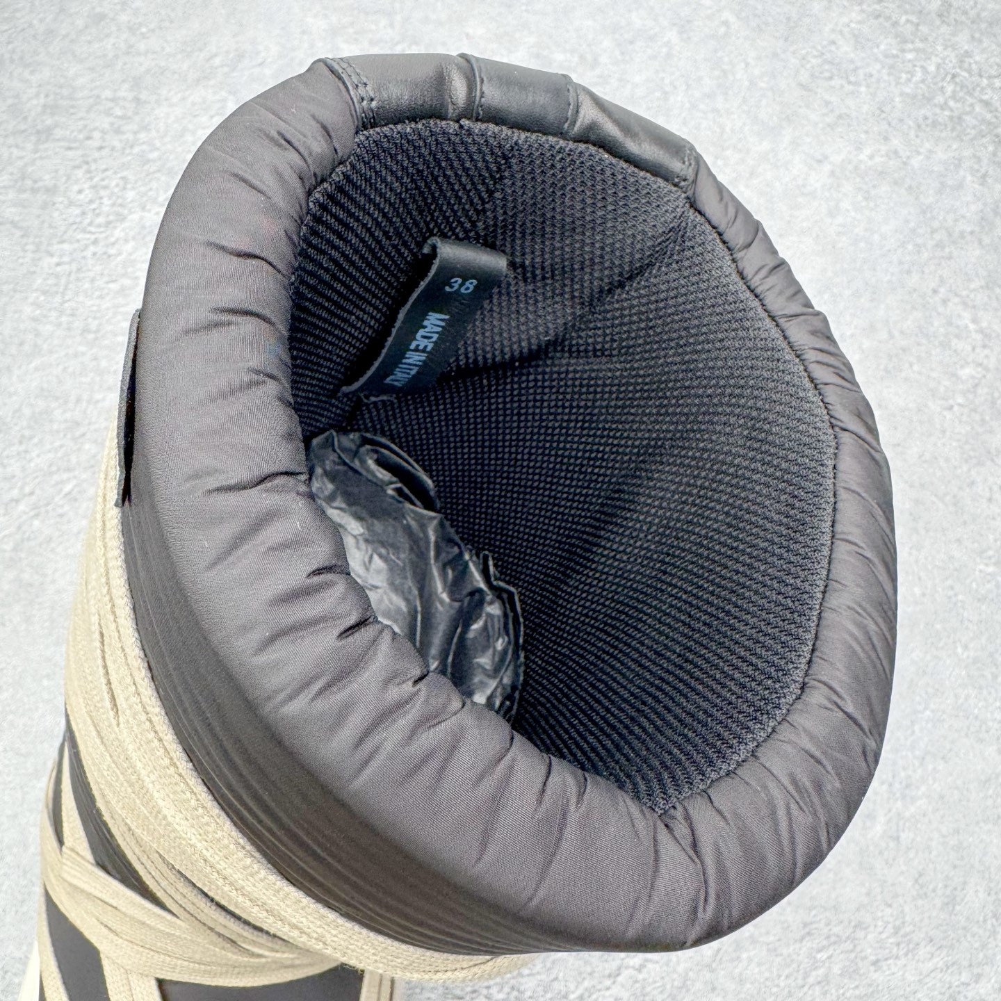 图片[17]-＃DG纯原 Moncler x RICK OWENS/RO 蒙口联名瑞克欧文斯圆头系带厚底短筒雪地靴 二级市场已经7K以上 平台客户随意卖四位数 RO广东原厂出品 纯原天花板 原版一比一复刻 冲正绝不翻车 还原度达到百分之98以上 原楦开发纸版版型 ZP拆解原版1：1复模裁片纸版 力求做到0错位 这样才能达到和zp一致的鞋型味道 采用进口cnc数控机床开发对版独家tpu奶香大底 区别于市场所有版本 zp同源全头层粒面小牛皮 达到和zp一致手感 原厂进口细纹布 万邦订购原厂高弹粉红色海绵 内里搭配软质细腻羊皮 TPU高密度大底 软硬度透光度高已经测试和原版一致 尺码：36 37 38 39 40 41 42 43 44 45 46-选品中心