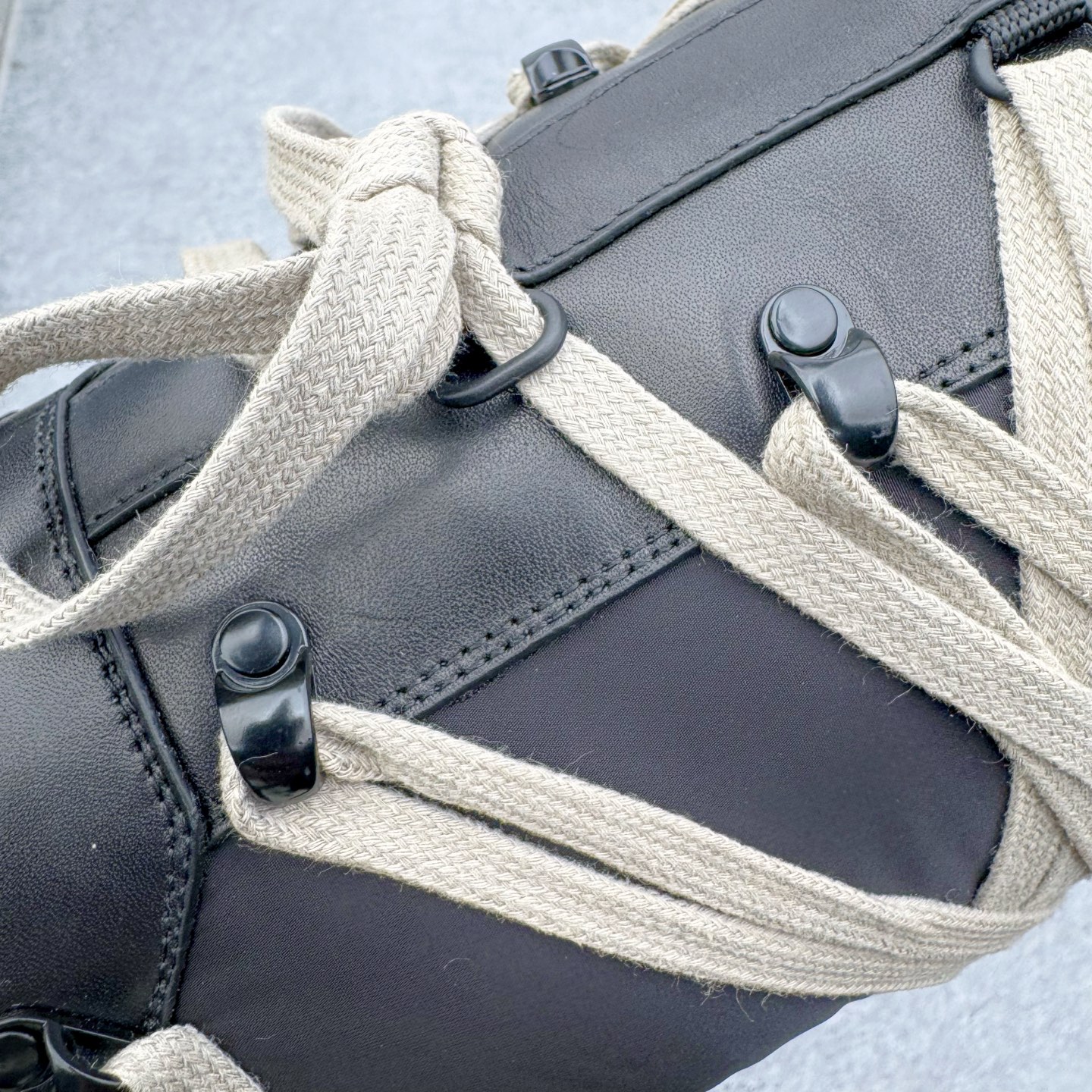 图片[18]-＃DG纯原 Moncler x RICK OWENS/RO 蒙口联名瑞克欧文斯圆头系带厚底短筒雪地靴 二级市场已经7K以上 平台客户随意卖四位数 RO广东原厂出品 纯原天花板 原版一比一复刻 冲正绝不翻车 还原度达到百分之98以上 原楦开发纸版版型 ZP拆解原版1：1复模裁片纸版 力求做到0错位 这样才能达到和zp一致的鞋型味道 采用进口cnc数控机床开发对版独家tpu奶香大底 区别于市场所有版本 zp同源全头层粒面小牛皮 达到和zp一致手感 原厂进口细纹布 万邦订购原厂高弹粉红色海绵 内里搭配软质细腻羊皮 TPU高密度大底 软硬度透光度高已经测试和原版一致 尺码：36 37 38 39 40 41 42 43 44 45 46-选品中心