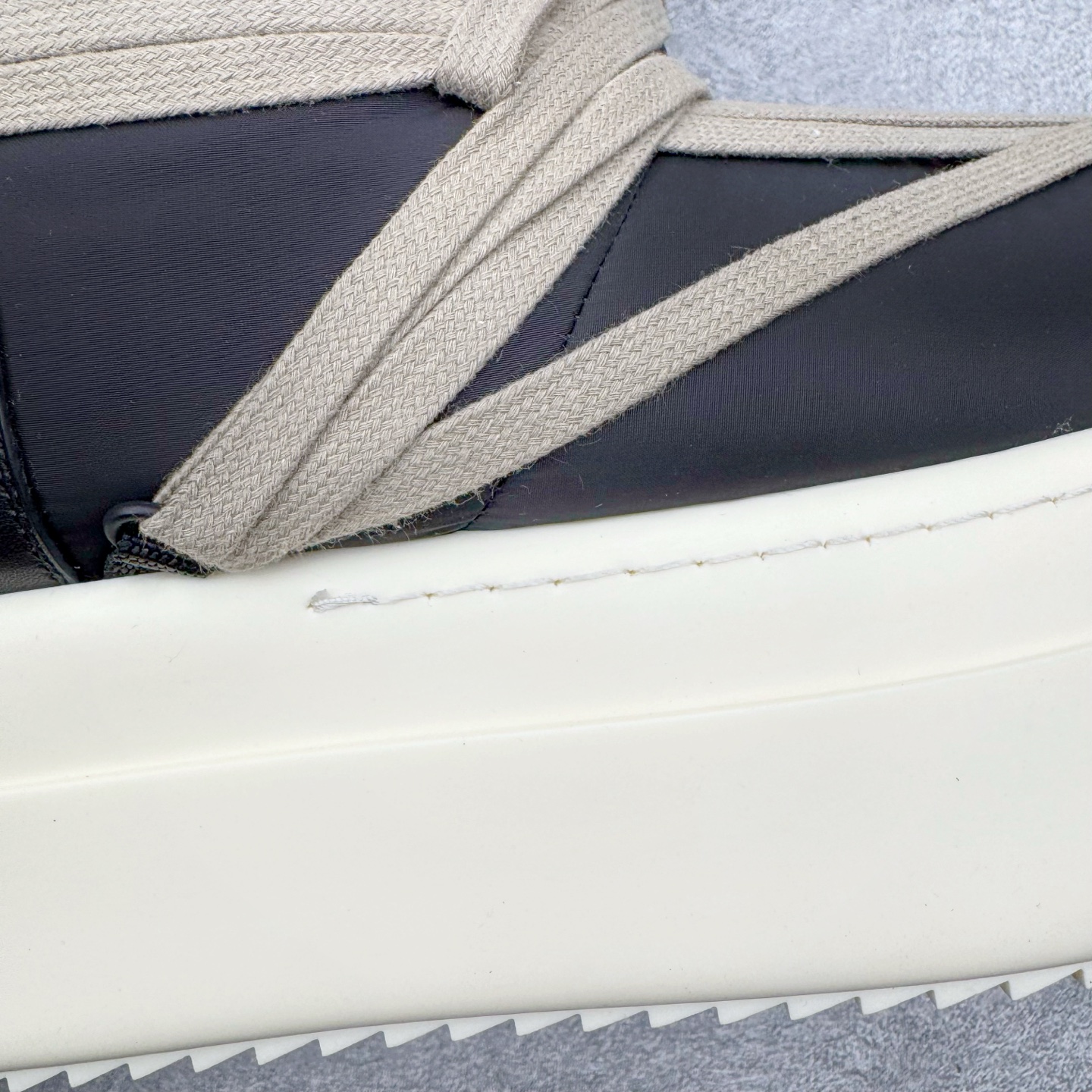 图片[12]-＃DG纯原 Moncler x RICK OWENS/RO 蒙口联名瑞克欧文斯圆头系带厚底短筒雪地靴 二级市场已经7K以上 平台客户随意卖四位数 RO广东原厂出品 纯原天花板 原版一比一复刻 冲正绝不翻车 还原度达到百分之98以上 原楦开发纸版版型 ZP拆解原版1：1复模裁片纸版 力求做到0错位 这样才能达到和zp一致的鞋型味道 采用进口cnc数控机床开发对版独家tpu奶香大底 区别于市场所有版本 zp同源全头层粒面小牛皮 达到和zp一致手感 原厂进口细纹布 万邦订购原厂高弹粉红色海绵 内里搭配软质细腻羊皮 TPU高密度大底 软硬度透光度高已经测试和原版一致 尺码：36 37 38 39 40 41 42 43 44 45 46-选品中心