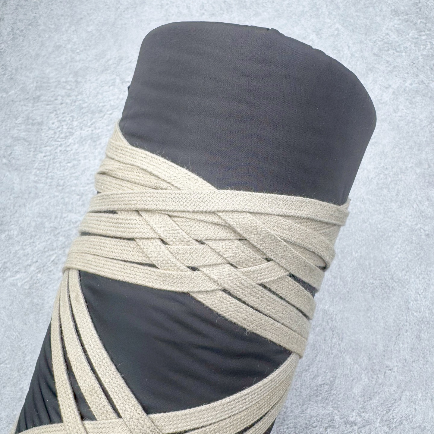 图片[15]-＃DG纯原 Moncler x RICK OWENS/RO 蒙口联名瑞克欧文斯圆头系带厚底短筒雪地靴 二级市场已经7K以上 平台客户随意卖四位数 RO广东原厂出品 纯原天花板 原版一比一复刻 冲正绝不翻车 还原度达到百分之98以上 原楦开发纸版版型 ZP拆解原版1：1复模裁片纸版 力求做到0错位 这样才能达到和zp一致的鞋型味道 采用进口cnc数控机床开发对版独家tpu奶香大底 区别于市场所有版本 zp同源全头层粒面小牛皮 达到和zp一致手感 原厂进口细纹布 万邦订购原厂高弹粉红色海绵 内里搭配软质细腻羊皮 TPU高密度大底 软硬度透光度高已经测试和原版一致 尺码：36 37 38 39 40 41 42 43 44 45 46-选品中心