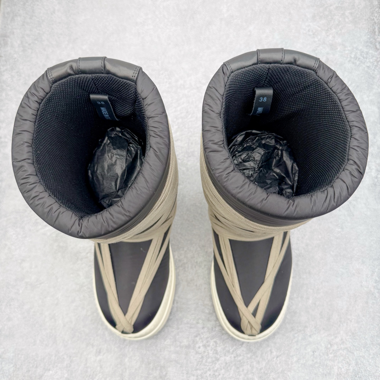 图片[2]-＃DG纯原 Moncler x RICK OWENS/RO 蒙口联名瑞克欧文斯圆头系带厚底短筒雪地靴 二级市场已经7K以上 平台客户随意卖四位数 RO广东原厂出品 纯原天花板 原版一比一复刻 冲正绝不翻车 还原度达到百分之98以上 原楦开发纸版版型 ZP拆解原版1：1复模裁片纸版 力求做到0错位 这样才能达到和zp一致的鞋型味道 采用进口cnc数控机床开发对版独家tpu奶香大底 区别于市场所有版本 zp同源全头层粒面小牛皮 达到和zp一致手感 原厂进口细纹布 万邦订购原厂高弹粉红色海绵 内里搭配软质细腻羊皮 TPU高密度大底 软硬度透光度高已经测试和原版一致 尺码：36 37 38 39 40 41 42 43 44 45 46-选品中心