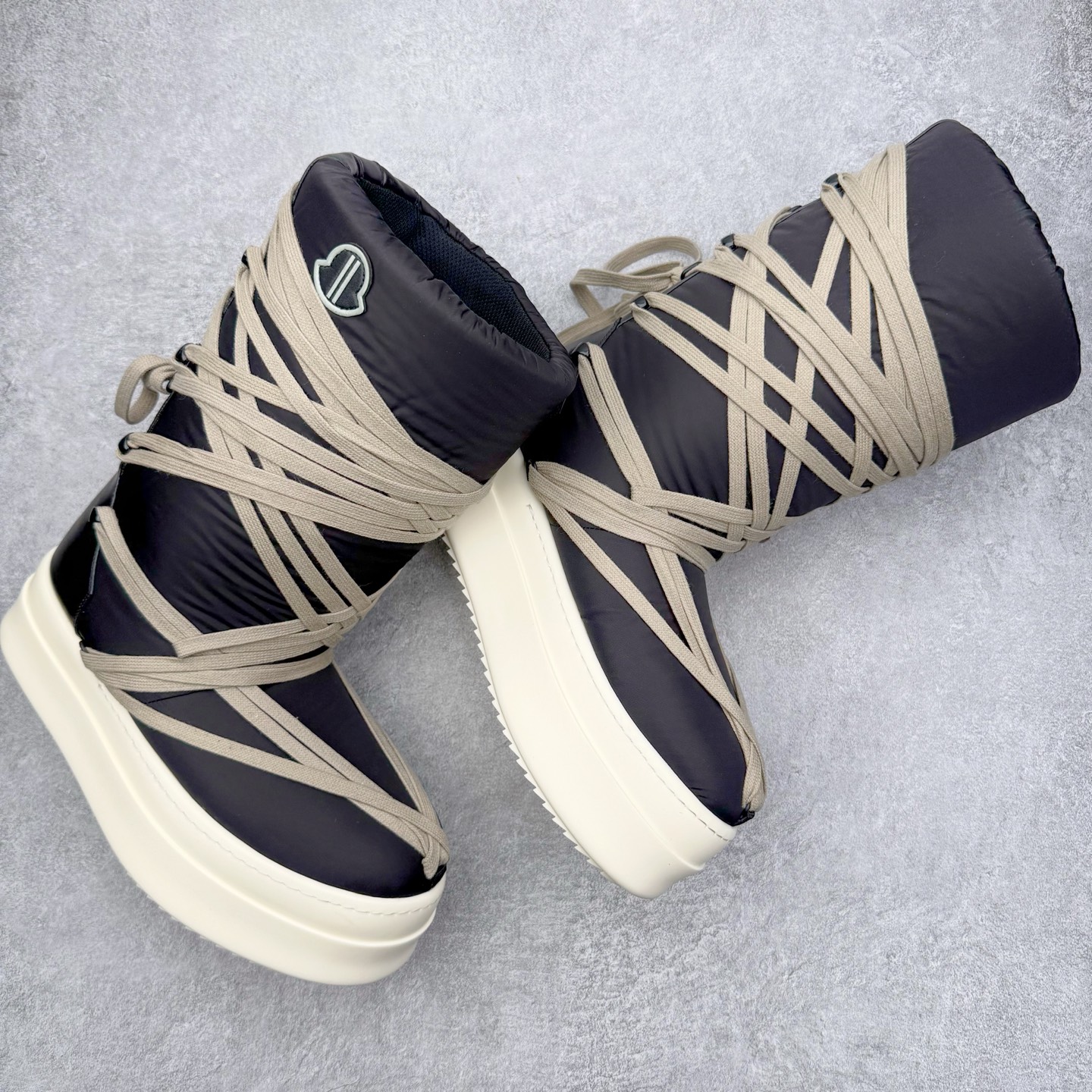 图片[3]-＃DG纯原 Moncler x RICK OWENS/RO 蒙口联名瑞克欧文斯圆头系带厚底短筒雪地靴 二级市场已经7K以上 平台客户随意卖四位数 RO广东原厂出品 纯原天花板 原版一比一复刻 冲正绝不翻车 还原度达到百分之98以上 原楦开发纸版版型 ZP拆解原版1：1复模裁片纸版 力求做到0错位 这样才能达到和zp一致的鞋型味道 采用进口cnc数控机床开发对版独家tpu奶香大底 区别于市场所有版本 zp同源全头层粒面小牛皮 达到和zp一致手感 原厂进口细纹布 万邦订购原厂高弹粉红色海绵 内里搭配软质细腻羊皮 TPU高密度大底 软硬度透光度高已经测试和原版一致 尺码：36 37 38 39 40 41 42 43 44 45 46-选品中心