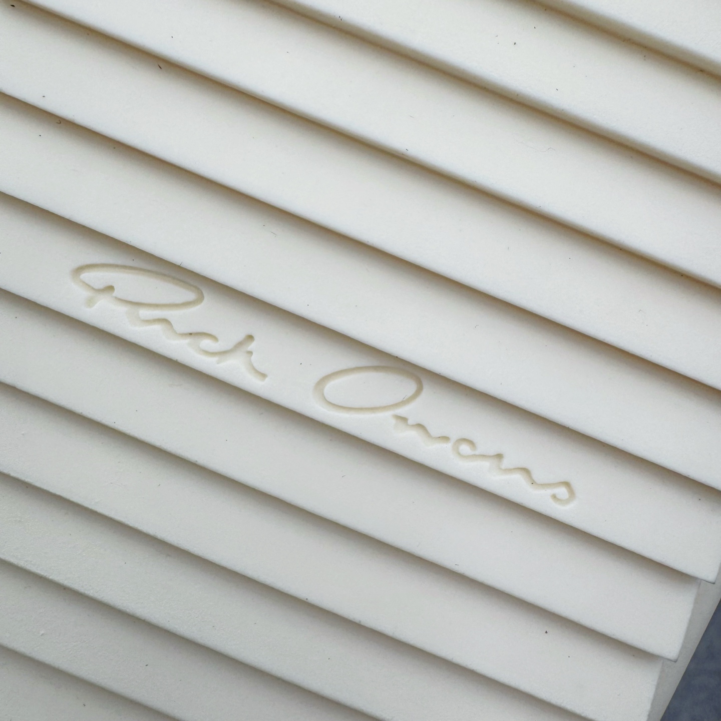 图片[11]-＃DG纯原 Moncler x RICK OWENS/RO 蒙口联名瑞克欧文斯圆头系带厚底短筒雪地靴 二级市场已经7K以上 平台客户随意卖四位数 RO广东原厂出品 纯原天花板 原版一比一复刻 冲正绝不翻车 还原度达到百分之98以上 原楦开发纸版版型 ZP拆解原版1：1复模裁片纸版 力求做到0错位 这样才能达到和zp一致的鞋型味道 采用进口cnc数控机床开发对版独家tpu奶香大底 区别于市场所有版本 zp同源全头层粒面小牛皮 达到和zp一致手感 原厂进口细纹布 万邦订购原厂高弹粉红色海绵 内里搭配软质细腻羊皮 TPU高密度大底 软硬度透光度高已经测试和原版一致 尺码：36 37 38 39 40 41 42 43 44 45 46-选品中心