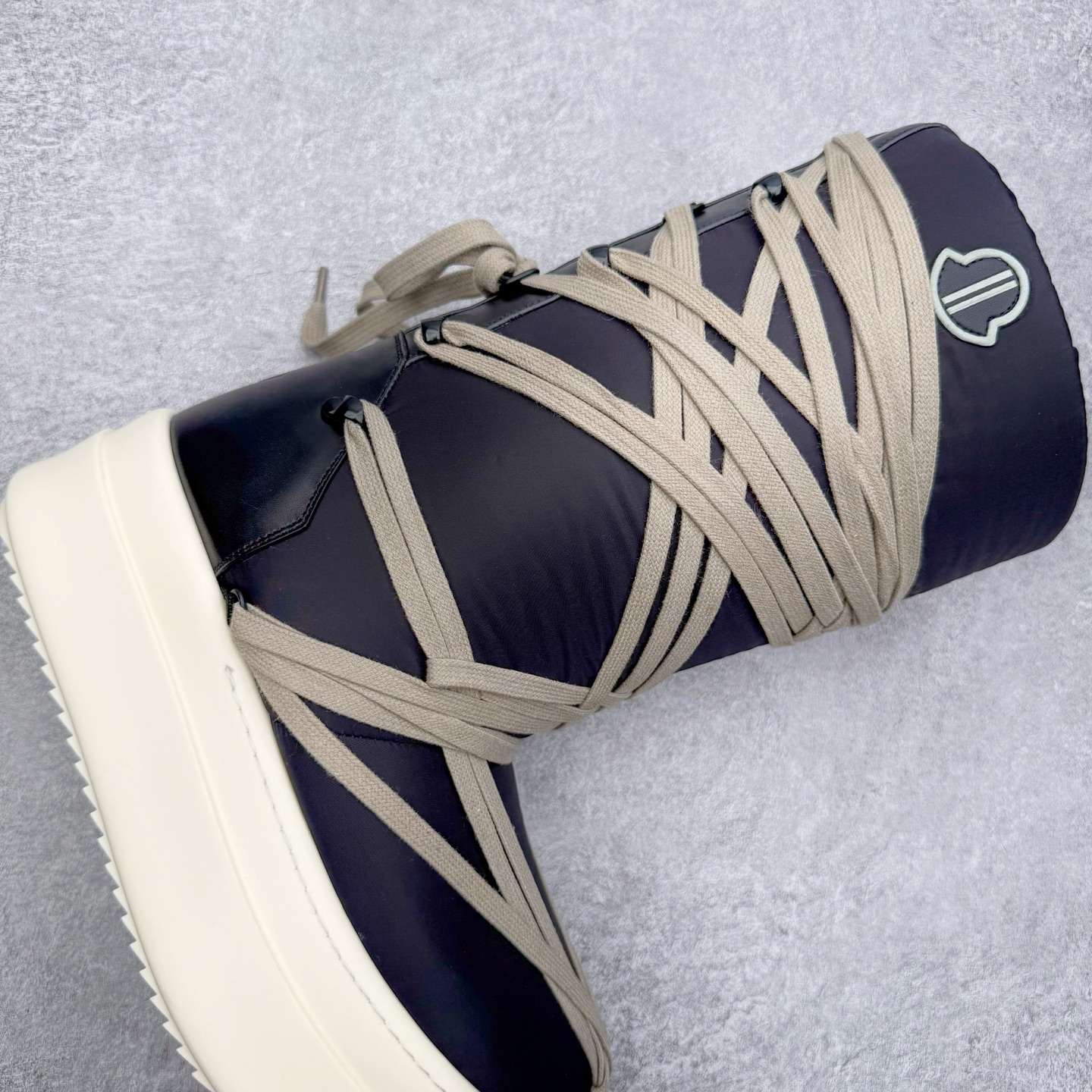 图片[6]-＃DG纯原 Moncler x RICK OWENS/RO 蒙口联名瑞克欧文斯圆头系带厚底短筒雪地靴 二级市场已经7K以上 平台客户随意卖四位数 RO广东原厂出品 纯原天花板 原版一比一复刻 冲正绝不翻车 还原度达到百分之98以上 原楦开发纸版版型 ZP拆解原版1：1复模裁片纸版 力求做到0错位 这样才能达到和zp一致的鞋型味道 采用进口cnc数控机床开发对版独家tpu奶香大底 区别于市场所有版本 zp同源全头层粒面小牛皮 达到和zp一致手感 原厂进口细纹布 万邦订购原厂高弹粉红色海绵 内里搭配软质细腻羊皮 TPU高密度大底 软硬度透光度高已经测试和原版一致 尺码：36 37 38 39 40 41 42 43 44 45 46-选品中心