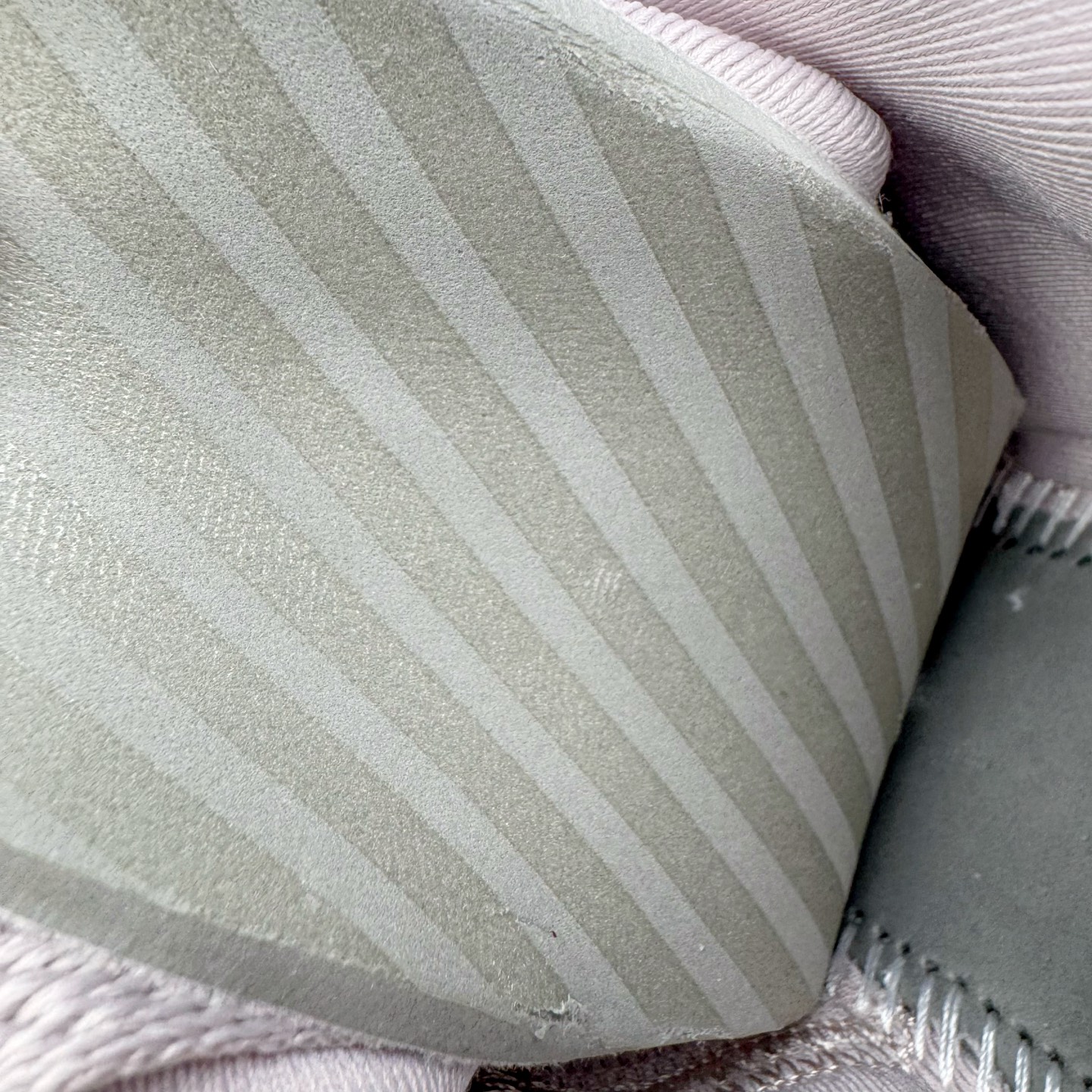 图片[19]-＃灭世/Max NK Ja 3 Scratch EP 莫兰特三代柔软舒适防滑耐磨透气支撑轻便低帮篮球鞋 EYBL 浅粉 IH2374-001 2024『压轴』后卫实战旗舰 圣枪腰王 重磅革新登场🌪 🔝历时5个月！全力打造 科比➕欧文系列 综合体 ！Pt实战体验天花板上限 再度提高🔝 ✅【顶配缓震】独家革新搭载 前掌5mm TURBO气垫 兼具贴地与缓震！（正品仅长方形小气垫）➕后掌大马蹄14mm厚 气垫 提高后掌缓震极限 （正品后掌无气垫） ✅【顶级抗扭】 搭载硬度65HC 发泡中底框架 ➕高强度中足抗扭片 革新升级 赛事级抗扭水平！独此一家 ✅【顶级支撑】鞋身侧向包裹 双层补强层 200斤以上选手 也可驾驭（正品仅一层）对比市场货品偷工减料 不可同日而语！ ✅气垫气压上脚即可感受！后掌鞋垫掀开可见气垫轮廓（谨防窜货） 鞋底止滑配方 无需磨合 原地起飞🛫 NK年度后卫旗舰 独家革新升级 『口碑源自专业 实力来源于专注』 真灭世纯原 切勿被市场仿冒吊牌挂羊头卖狗肉 尺码：39-46 正码正拍-选品中心