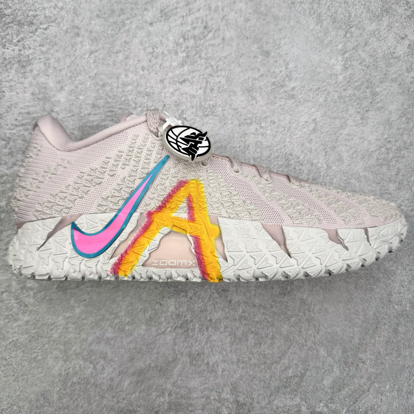 ＃灭世/Max NK Ja 3 Scratch EP 莫兰特三代柔软舒适防滑耐磨透气支撑轻便低帮篮球鞋 EYBL 浅粉 IH2374-001 2024『压轴』后卫实战旗舰 圣枪腰王 重磅革新登场🌪 🔝历时5个月！全力打造 科比➕欧文系列 综合体 ！Pt实战体验天花板上限 再度提高🔝 ✅【顶配缓震】独家革新搭载 前掌5mm TURBO气垫 兼具贴地与缓震！（正品仅长方形小气垫）➕后掌大马蹄14mm厚 气垫 提高后掌缓震极限 （正品后掌无气垫） ✅【顶级抗扭】 搭载硬度65HC 发泡中底框架 ➕高强度中足抗扭片 革新升级 赛事级抗扭水平！独此一家 ✅【顶级支撑】鞋身侧向包裹 双层补强层 200斤以上选手 也可驾驭（正品仅一层）对比市场货品偷工减料 不可同日而语！ ✅气垫气压上脚即可感受！后掌鞋垫掀开可见气垫轮廓（谨防窜货） 鞋底止滑配方 无需磨合 原地起飞🛫 NK年度后卫旗舰 独家革新升级 『口碑源自专业 实力来源于专注』 真灭世纯原 切勿被市场仿冒吊牌挂羊头卖狗肉 尺码：39-46 正码正拍-选品中心