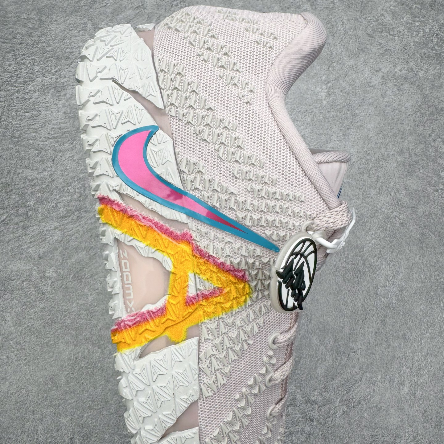 图片[6]-＃灭世/Max NK Ja 3 Scratch EP 莫兰特三代柔软舒适防滑耐磨透气支撑轻便低帮篮球鞋 EYBL 浅粉 IH2374-001 2024『压轴』后卫实战旗舰 圣枪腰王 重磅革新登场🌪 🔝历时5个月！全力打造 科比➕欧文系列 综合体 ！Pt实战体验天花板上限 再度提高🔝 ✅【顶配缓震】独家革新搭载 前掌5mm TURBO气垫 兼具贴地与缓震！（正品仅长方形小气垫）➕后掌大马蹄14mm厚 气垫 提高后掌缓震极限 （正品后掌无气垫） ✅【顶级抗扭】 搭载硬度65HC 发泡中底框架 ➕高强度中足抗扭片 革新升级 赛事级抗扭水平！独此一家 ✅【顶级支撑】鞋身侧向包裹 双层补强层 200斤以上选手 也可驾驭（正品仅一层）对比市场货品偷工减料 不可同日而语！ ✅气垫气压上脚即可感受！后掌鞋垫掀开可见气垫轮廓（谨防窜货） 鞋底止滑配方 无需磨合 原地起飞🛫 NK年度后卫旗舰 独家革新升级 『口碑源自专业 实力来源于专注』 真灭世纯原 切勿被市场仿冒吊牌挂羊头卖狗肉 尺码：39-46 正码正拍-选品中心