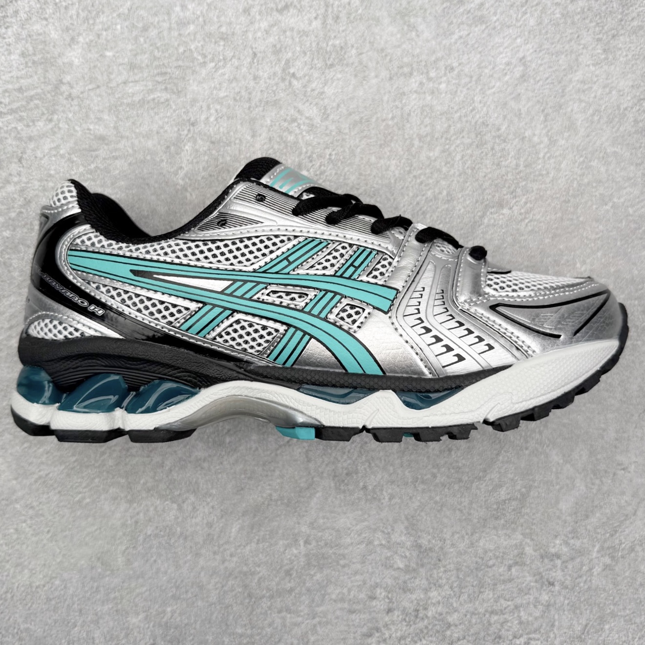 ＃特价福利 ASICS GEL-KAYANO 14 亚瑟士K14系列户外复古潮流百搭织物合成革缓震休闲跑步鞋 原装纸板楦头开发 独家私模五层组合大底 原厂定制缓震硅胶加持 原盒原配 官方四联吊牌 原装Ortholite轻量化鞋垫 设计师 Hidenori Yamashita 以「Flash」一词为灵感 创造出未来感金属色鞋面 改造升级内在性能 由内而外全面革新 为 GEL-KAYANO 家族传承及经典跑鞋文化的延续 创下里程碑式作品 K14跑鞋重新诠释了复古的跑步形状 并以其 2000 年代后期的美学理念重新铺装 银色与蓝色的鞋面极为高档 网面铺陈与鞋面、鞋头多处细节位增添了透气性 鞋后跟部中底上以及多密度耐磨鞋底增加了 GEL 缓震胶 提供高抗冲击性、缓冲性、可保护脚部免受地面冲击的影响 穿着舒适性十足 尺码：35.5 36 37 37.5 38 39 39.5 40.5 41.5 42 42.5 43.5 44 45-选品中心