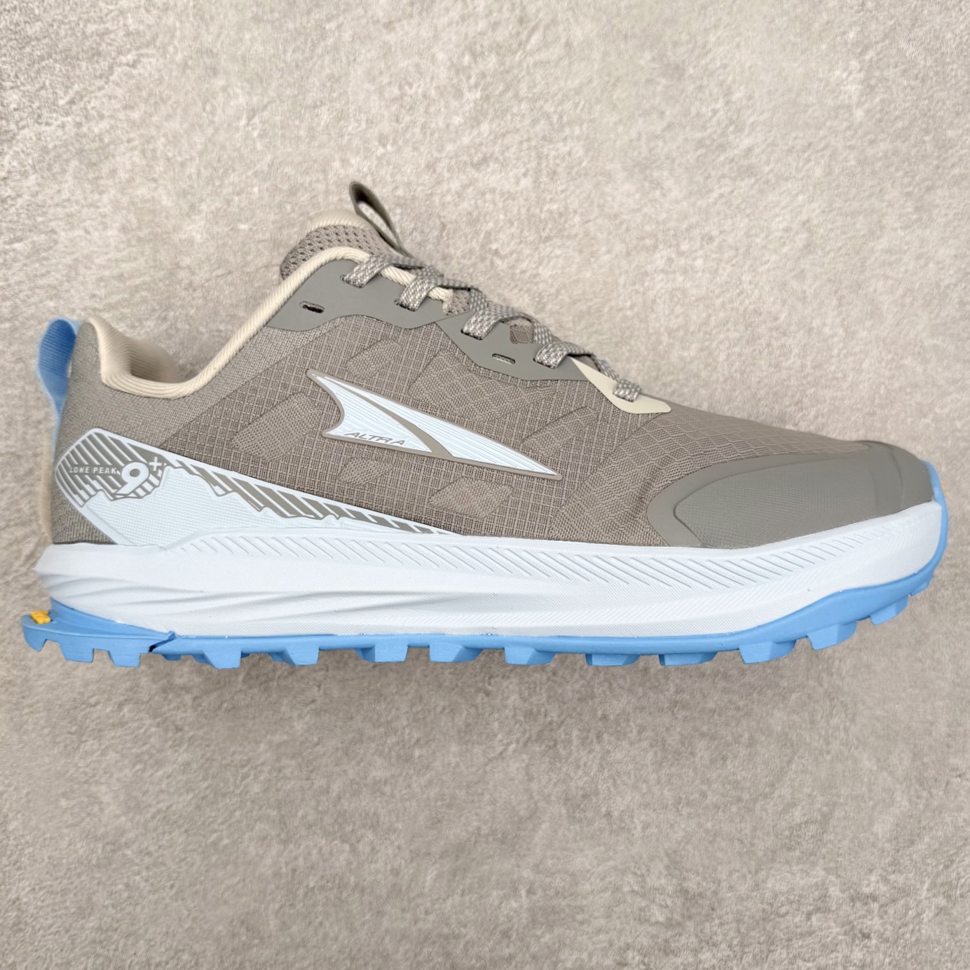 ＃纯原 Altra Lone Peak 9 舒适运动越野跑鞋 2009年，长跑精英运动员Golden Harper在美国犹他州创立了“Altra Footwear”，跑鞋特点是采用舒适的FootShape™M（很适鞋楦）设计和独特的BalancedCushioning™（平衡缓冲）技术，帮助遭受伤病困扰的跑者回归跑步，从而迅速积累起良好的口碑。2011年品牌迅速发展，屡获大奖。2015年开始不仅占据全美跑鞋前十，足迹更是遍布全球。2016年Altra正式进入中国市场，凭借独特的品牌风格以及出色的性能表现，三年来获得越来越多普通跑者的喜爱。销售业绩增长迅速，成为中国越野跑市场占有量前三的跑鞋品牌。实拍调校N版已经零色差零失真 百分百还原实物色彩所见即所得 不存在货不对板色差等低级问题 选购参考实物拍摄 不混卖不参货 只用心做好货严格选品 承诺混一赔十 尺码：39 40 40.5 41 42 42.5 43 44 44.5 45 46-选品中心