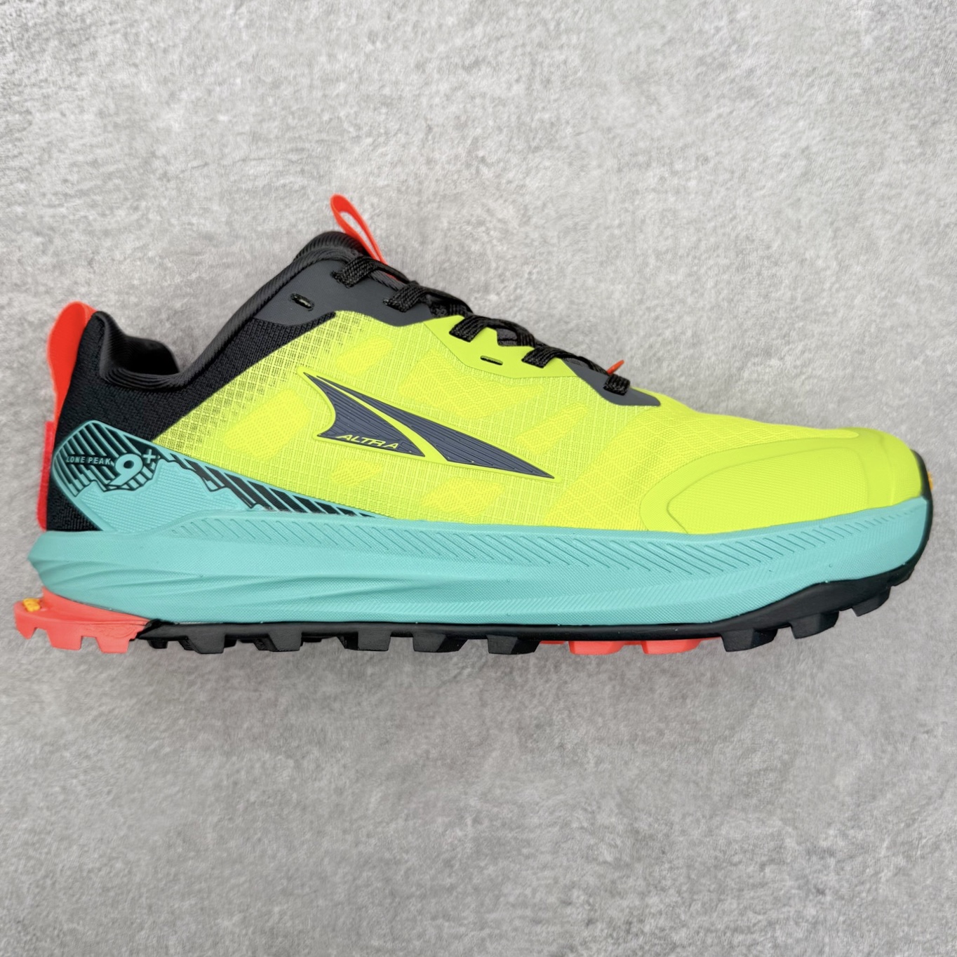 ＃纯原 Altra Lone Peak 9 舒适运动越野跑鞋 2009年，长跑精英运动员Golden Harper在美国犹他州创立了“Altra Footwear”，跑鞋特点是采用舒适的FootShape™M（很适鞋楦）设计和独特的BalancedCushioning™（平衡缓冲）技术，帮助遭受伤病困扰的跑者回归跑步，从而迅速积累起良好的口碑。2011年品牌迅速发展，屡获大奖。2015年开始不仅占据全美跑鞋前十，足迹更是遍布全球。2016年Altra正式进入中国市场，凭借独特的品牌风格以及出色的性能表现，三年来获得越来越多普通跑者的喜爱。销售业绩增长迅速，成为中国越野跑市场占有量前三的跑鞋品牌。实拍调校N版已经零色差零失真 百分百还原实物色彩所见即所得 不存在货不对板色差等低级问题 选购参考实物拍摄 不混卖不参货 只用心做好货严格选品 承诺混一赔十 尺码：39 40 40.5 41 42 42.5 43 44 44.5 45 46-选品中心