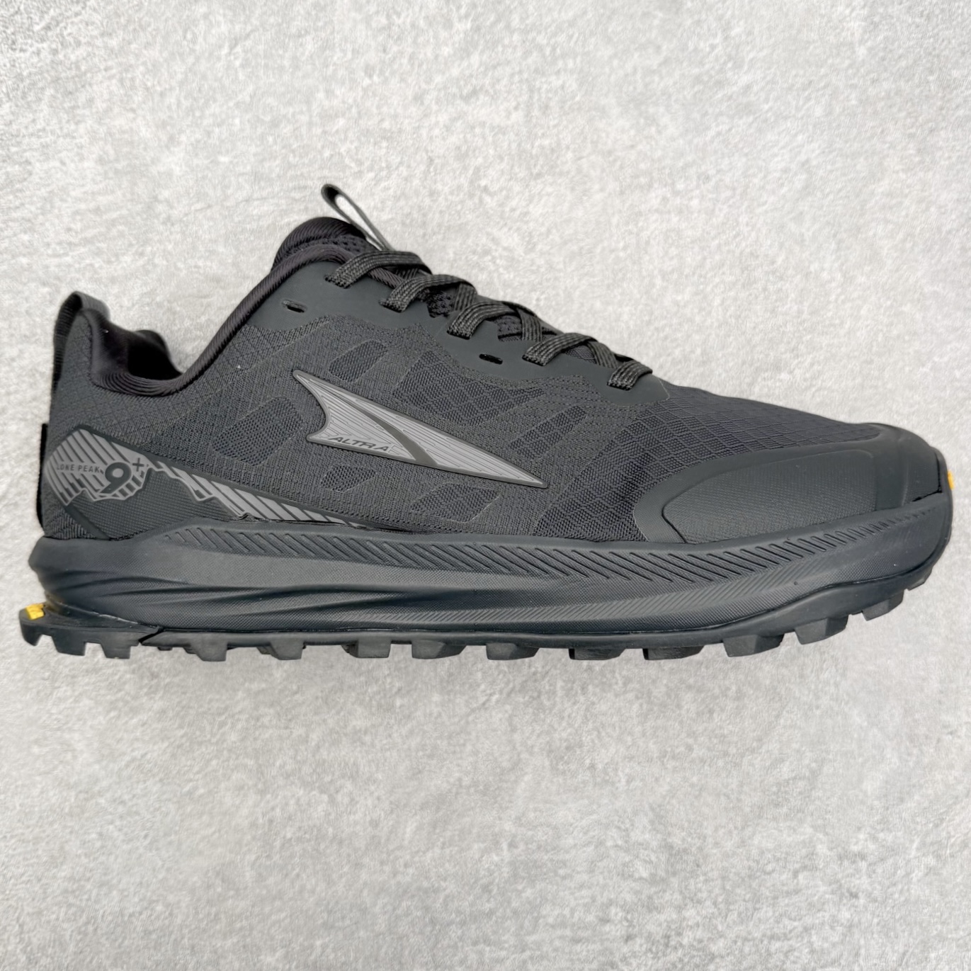 ＃纯原 Altra Lone Peak 9 舒适运动越野跑鞋 2009年，长跑精英运动员Golden Harper在美国犹他州创立了“Altra Footwear”，跑鞋特点是采用舒适的FootShape™M（很适鞋楦）设计和独特的BalancedCushioning™（平衡缓冲）技术，帮助遭受伤病困扰的跑者回归跑步，从而迅速积累起良好的口碑。2011年品牌迅速发展，屡获大奖。2015年开始不仅占据全美跑鞋前十，足迹更是遍布全球。2016年Altra正式进入中国市场，凭借独特的品牌风格以及出色的性能表现，三年来获得越来越多普通跑者的喜爱。销售业绩增长迅速，成为中国越野跑市场占有量前三的跑鞋品牌。实拍调校N版已经零色差零失真 百分百还原实物色彩所见即所得 不存在货不对板色差等低级问题 选购参考实物拍摄 不混卖不参货 只用心做好货严格选品 承诺混一赔十 尺码：39 40 40.5 41 42 42.5 43 44 44.5 45 46-选品中心