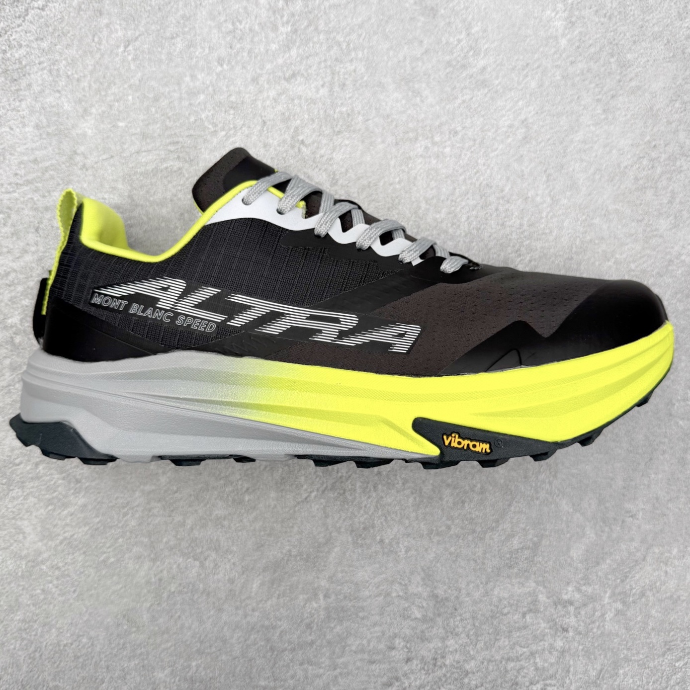 ＃纯原 MONTBLANC/万宝龙 x Altra CARBON Man 舒适时尚简约百搭透气跑步鞋 2009年，长跑精英运动员Golden Harper在美国犹他州创立了“Altra Footwear”，跑鞋特点是采用舒适的FootShape™M（很适鞋楦）设计和独特的BalancedCushioning™（平衡缓冲）技术，帮助遭受伤病困扰的跑者回归跑步，从而迅速积累起良好的口碑。2011年品牌迅速发展，屡获大奖。2015年开始不仅占据全美跑鞋前十，足迹更是遍布全球。2016年Altra正式进入中国市场，凭借独特的品牌风格以及出色的性能表现，三年来获得越来越多普通跑者的喜爱。销售业绩增长迅速，成为中国越野跑市场占有量前三的跑鞋品牌。实拍调校N版已经零色差零失真 百分百还原实物色彩所见即所得 不存在货不对板色差等低级问题 选购参考实物拍摄 不混卖不参货 只用心做好货严格选品 承诺混一赔十 尺码：39 40 40.5 41 42 42.5 43 44 44.5 45 46-选品中心