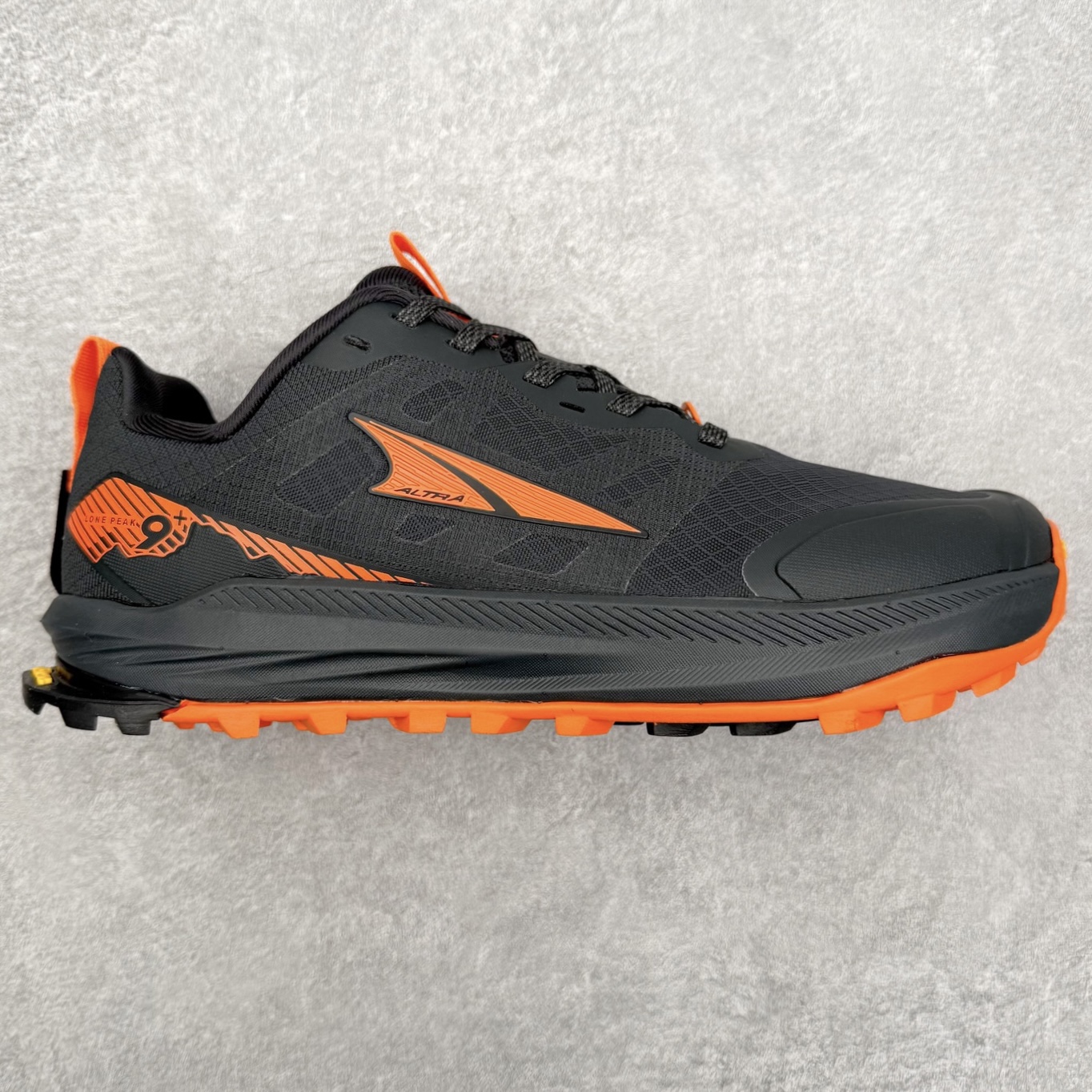 ＃纯原 Altra Lone Peak 9 舒适运动越野跑鞋 2009年，长跑精英运动员Golden Harper在美国犹他州创立了“Altra Footwear”，跑鞋特点是采用舒适的FootShape™M（很适鞋楦）设计和独特的BalancedCushioning™（平衡缓冲）技术，帮助遭受伤病困扰的跑者回归跑步，从而迅速积累起良好的口碑。2011年品牌迅速发展，屡获大奖。2015年开始不仅占据全美跑鞋前十，足迹更是遍布全球。2016年Altra正式进入中国市场，凭借独特的品牌风格以及出色的性能表现，三年来获得越来越多普通跑者的喜爱。销售业绩增长迅速，成为中国越野跑市场占有量前三的跑鞋品牌。实拍调校N版已经零色差零失真 百分百还原实物色彩所见即所得 不存在货不对板色差等低级问题 选购参考实物拍摄 不混卖不参货 只用心做好货严格选品 承诺混一赔十 尺码：39 40 40.5 41 42 42.5 43 44 44.5 45 46-选品中心