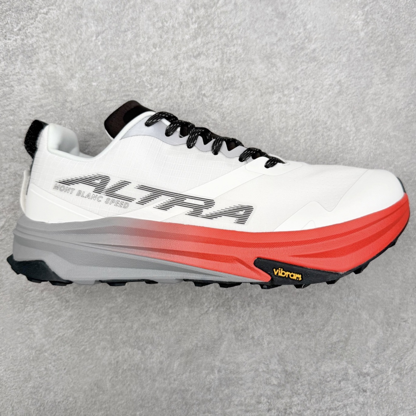 ＃纯原 MONTBLANC/万宝龙 x Altra CARBON Man 舒适时尚简约百搭透气跑步鞋 2009年，长跑精英运动员Golden Harper在美国犹他州创立了“Altra Footwear”，跑鞋特点是采用舒适的FootShape™M（很适鞋楦）设计和独特的BalancedCushioning™（平衡缓冲）技术，帮助遭受伤病困扰的跑者回归跑步，从而迅速积累起良好的口碑。2011年品牌迅速发展，屡获大奖。2015年开始不仅占据全美跑鞋前十，足迹更是遍布全球。2016年Altra正式进入中国市场，凭借独特的品牌风格以及出色的性能表现，三年来获得越来越多普通跑者的喜爱。销售业绩增长迅速，成为中国越野跑市场占有量前三的跑鞋品牌。实拍调校N版已经零色差零失真 百分百还原实物色彩所见即所得 不存在货不对板色差等低级问题 选购参考实物拍摄 不混卖不参货 只用心做好货严格选品 承诺混一赔十 尺码：39 40 40.5 41 42 42.5 43 44 44.5 45 46-选品中心