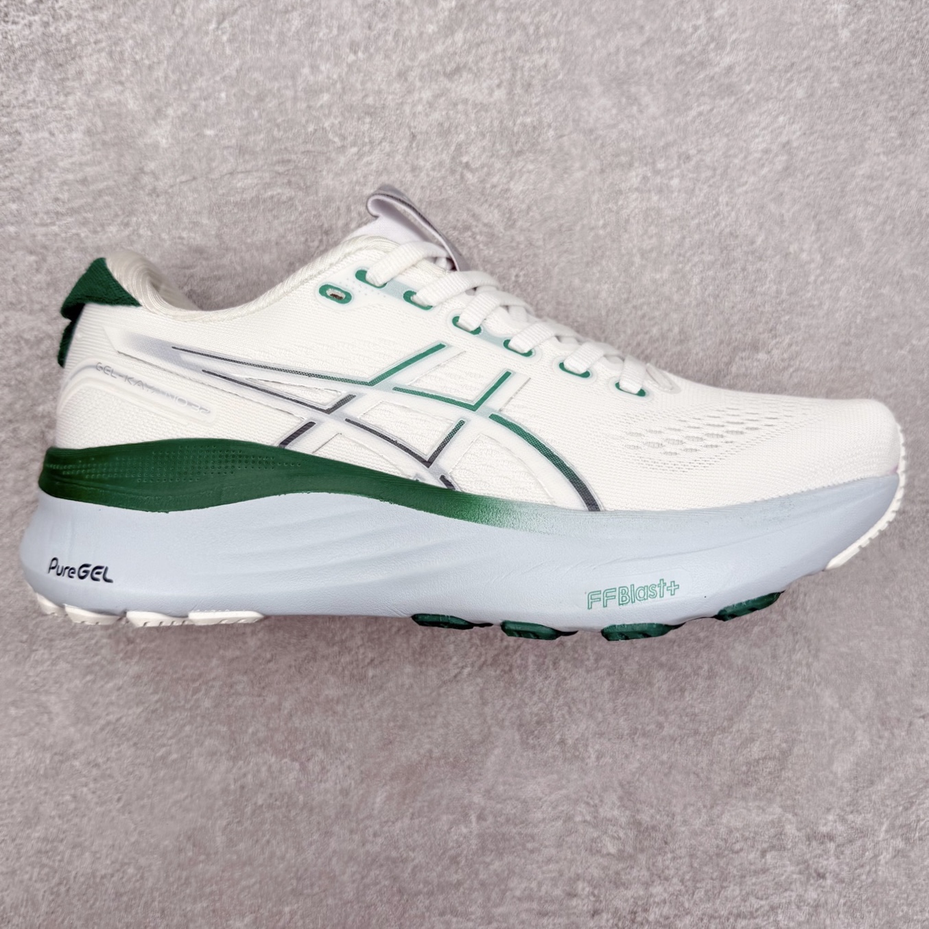 Asics Gel-Kayano 32 亚瑟士卡亚诺32代低帮专业有氧超轻量休闲运动全能慢跑鞋全球知名运动品牌ASICS正式推出新款GEL-KAYANO 32跑鞋，旨在通过全新稳定结构以提升产品可适性，满足跑者的足部稳定需求，让每一位跑者从起跑到结束都能够感受到焕然一新的稳定性与舒适性，从而帮助更多人找到身心平衡，获得自在舒适的健康生活方式。秉持着ASICS亚瑟士的设计哲学，全新一代GEL-KAYANO 32应运而生。为进一步升级产品的稳定性，GEL-KAYANO 采用了全新4D引导系统，通过内侧稳定装置提升可适性，满足足部稳定需求，帮助足弓迅速返回到平衡位置。作为基于生物力学研究打造的全新稳定结构，4D引导系统不仅提升了跑鞋对双脚的支撑性，它还将人体不同的运动状态纳入设计考量，帮助跑者在多种跑动强度下获得充足的稳定性和理想的舒适度。尺码：36 37 37.5 38 39.5 40 40.5 41.5 42 42.5 43.5 44 44.5 45-选品中心