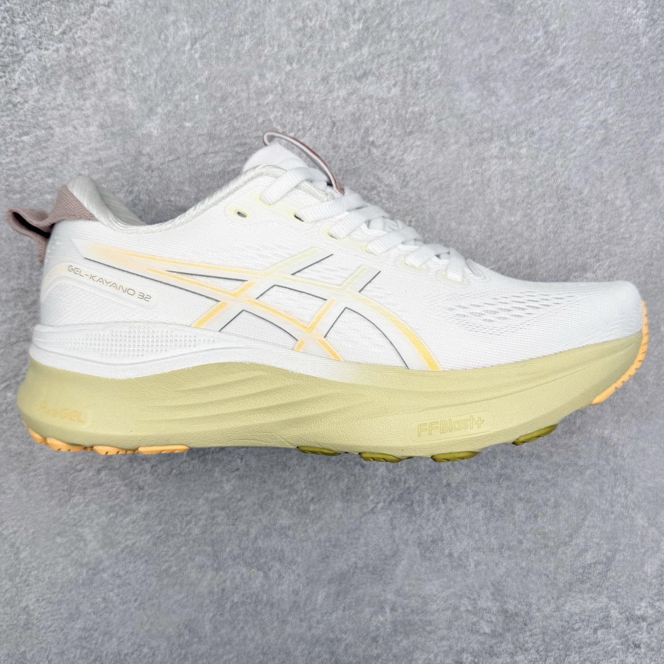 Asics Gel-Kayano 32 亚瑟士卡亚诺32代低帮专业有氧超轻量休闲运动全能慢跑鞋全球知名运动品牌ASICS正式推出新款GEL-KAYANO 32跑鞋，旨在通过全新稳定结构以提升产品可适性，满足跑者的足部稳定需求，让每一位跑者从起跑到结束都能够感受到焕然一新的稳定性与舒适性，从而帮助更多人找到身心平衡，获得自在舒适的健康生活方式。秉持着ASICS亚瑟士的设计哲学，全新一代GEL-KAYANO 32应运而生。为进一步升级产品的稳定性，GEL-KAYANO 采用了全新4D引导系统，通过内侧稳定装置提升可适性，满足足部稳定需求，帮助足弓迅速返回到平衡位置。作为基于生物力学研究打造的全新稳定结构，4D引导系统不仅提升了跑鞋对双脚的支撑性，它还将人体不同的运动状态纳入设计考量，帮助跑者在多种跑动强度下获得充足的稳定性和理想的舒适度。尺码：36 37 37.5 38 39.5 40 40.5 41.5 42 42.5 43.5 44 44.5 45-选品中心