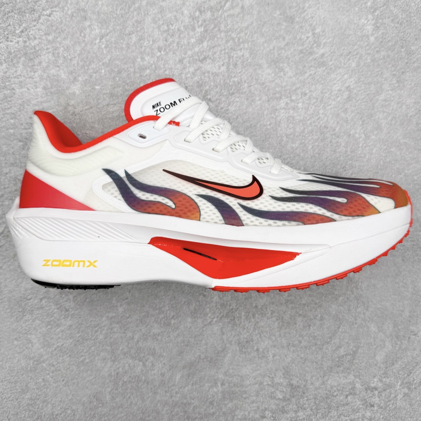 ＃纯原福利 NK ZoomX Invincible Run Flyknit 6 轻量跑鞋 飞织低帮休闲运动慢跑鞋 FN8454 此鞋专为短跑运动员而生 是为 5 至 10 公里距离的赛事和训练打造 整体设计采用流线型的轻质工程网眼材质构成鞋面 并与其他 Running 旗舰鞋款同样搭载全脚掌 ZoomX 缓冲中底 搭配 Pebax 物料与橡胶外底 ZoomX StreakFly 首发配色以Prototype呈现 其灵感是来自开发期间的磨损测试 透过编号的标记与内侧的预期跑步距离突出研发过程 尺码：40 40.5 41 42 42.5 43 44 44.5 45-选品中心