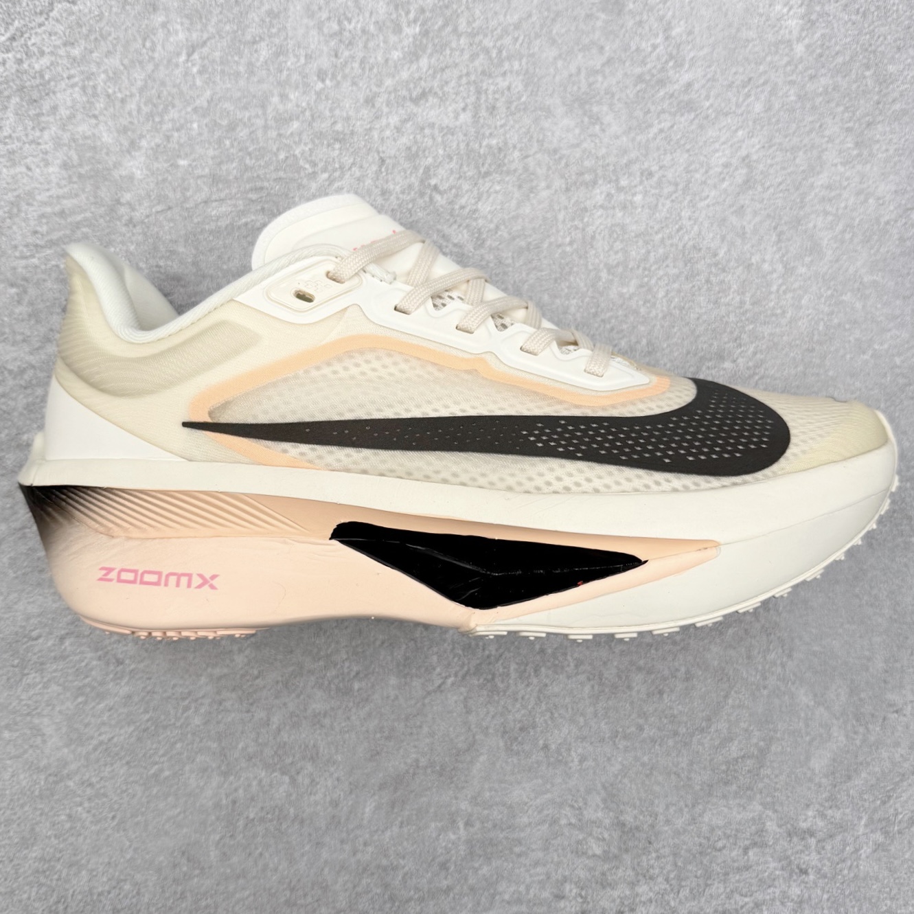 ＃纯原福利 NK ZoomX Invincible Run Flyknit 6 轻量跑鞋 飞织低帮休闲运动慢跑鞋 FN8454 此鞋专为短跑运动员而生 是为 5 至 10 公里距离的赛事和训练打造 整体设计采用流线型的轻质工程网眼材质构成鞋面 并与其他 Running 旗舰鞋款同样搭载全脚掌 ZoomX 缓冲中底 搭配 Pebax 物料与橡胶外底 ZoomX StreakFly 首发配色以Prototype呈现 其灵感是来自开发期间的磨损测试 透过编号的标记与内侧的预期跑步距离突出研发过程 尺码：40 40.5 41 42 42.5 43 44 44.5 45-选品中心