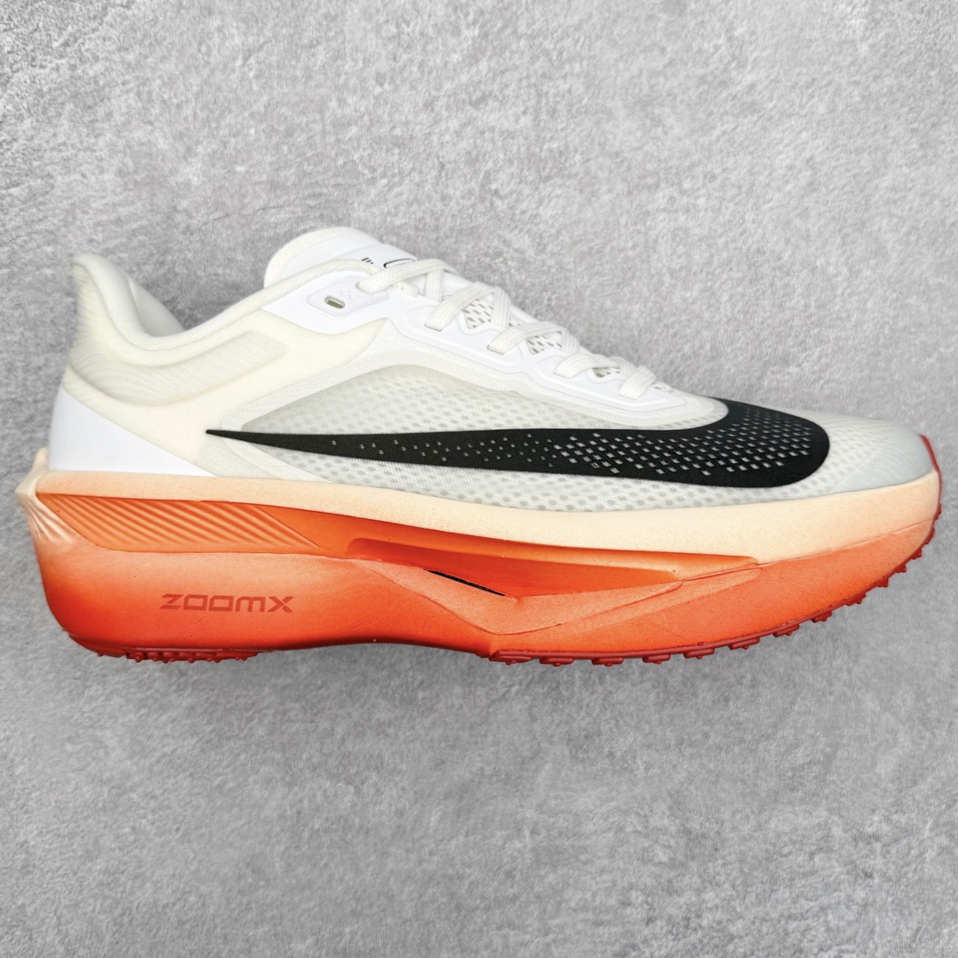 ＃纯原福利 NK ZoomX Invincible Run Flyknit 6 轻量跑鞋 飞织低帮休闲运动慢跑鞋 FN8454 此鞋专为短跑运动员而生 是为 5 至 10 公里距离的赛事和训练打造 整体设计采用流线型的轻质工程网眼材质构成鞋面 并与其他 Running 旗舰鞋款同样搭载全脚掌 ZoomX 缓冲中底 搭配 Pebax 物料与橡胶外底 ZoomX StreakFly 首发配色以Prototype呈现 其灵感是来自开发期间的磨损测试 透过编号的标记与内侧的预期跑步距离突出研发过程 尺码：40 40.5 41 42 42.5 43 44 44.5 45-选品中心