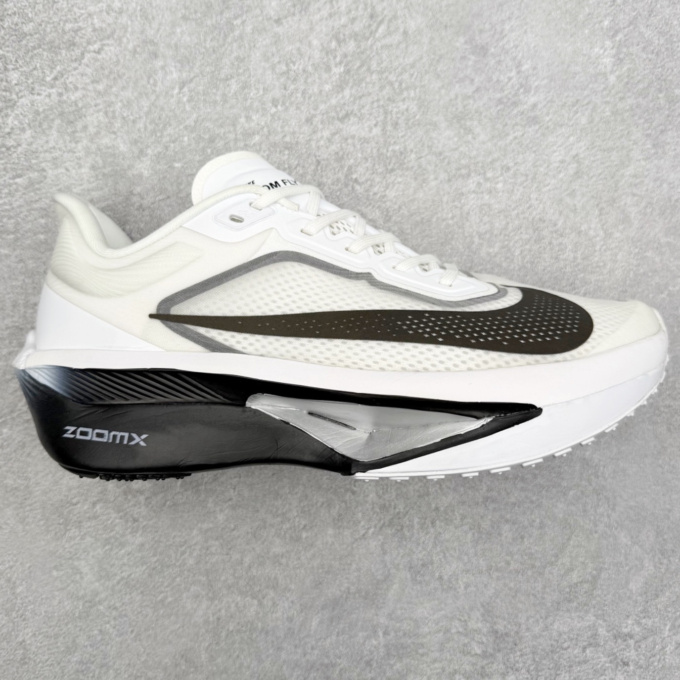 ＃纯原福利 NK ZoomX Invincible Run Flyknit 6 轻量跑鞋 飞织低帮休闲运动慢跑鞋 FN8454 此鞋专为短跑运动员而生 是为 5 至 10 公里距离的赛事和训练打造 整体设计采用流线型的轻质工程网眼材质构成鞋面 并与其他 Running 旗舰鞋款同样搭载全脚掌 ZoomX 缓冲中底 搭配 Pebax 物料与橡胶外底 ZoomX StreakFly 首发配色以Prototype呈现 其灵感是来自开发期间的磨损测试 透过编号的标记与内侧的预期跑步距离突出研发过程 尺码：40 40.5 41 42 42.5 43 44 44.5 45-选品中心