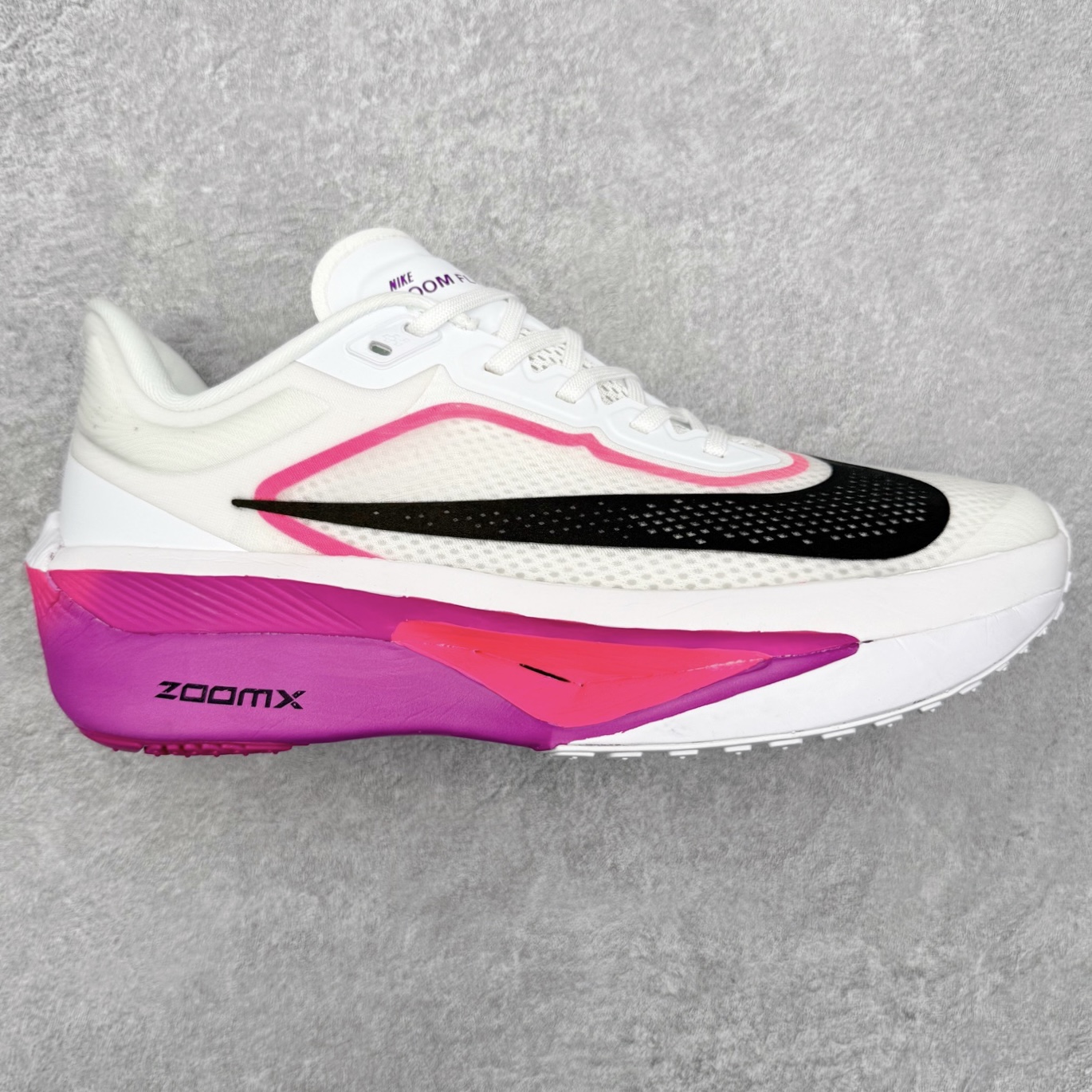 ＃纯原福利 NK ZoomX Invincible Run Flyknit 6 轻量跑鞋 飞织低帮休闲运动慢跑鞋 FN8454 此鞋专为短跑运动员而生 是为 5 至 10 公里距离的赛事和训练打造 整体设计采用流线型的轻质工程网眼材质构成鞋面 并与其他 Running 旗舰鞋款同样搭载全脚掌 ZoomX 缓冲中底 搭配 Pebax 物料与橡胶外底 ZoomX StreakFly 首发配色以Prototype呈现 其灵感是来自开发期间的磨损测试 透过编号的标记与内侧的预期跑步距离突出研发过程 尺码：40 40.5 41 42 42.5 43 44 44.5 45-选品中心