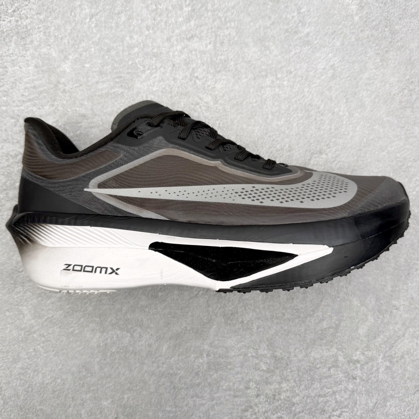 ＃纯原福利 NK ZoomX Invincible Run Flyknit 6 轻量跑鞋 飞织低帮休闲运动慢跑鞋 FN8454 此鞋专为短跑运动员而生 是为 5 至 10 公里距离的赛事和训练打造 整体设计采用流线型的轻质工程网眼材质构成鞋面 并与其他 Running 旗舰鞋款同样搭载全脚掌 ZoomX 缓冲中底 搭配 Pebax 物料与橡胶外底 ZoomX StreakFly 首发配色以Prototype呈现 其灵感是来自开发期间的磨损测试 透过编号的标记与内侧的预期跑步距离突出研发过程 尺码：40 40.5 41 42 42.5 43 44 44.5 45-选品中心