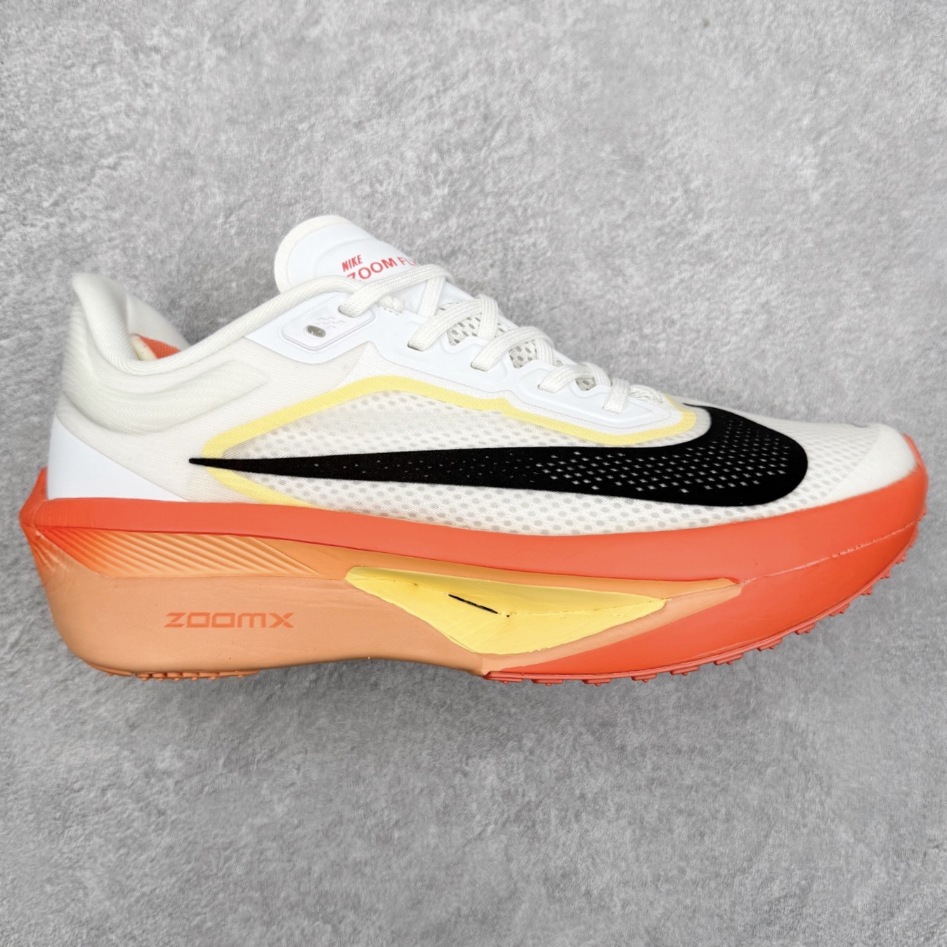 图片[2]-＃纯原福利 NK ZoomX Invincible Run Flyknit 6 轻量跑鞋 飞织低帮休闲运动慢跑鞋 FN8454 此鞋专为短跑运动员而生 是为 5 至 10 公里距离的赛事和训练打造 整体设计采用流线型的轻质工程网眼材质构成鞋面 并与其他 Running 旗舰鞋款同样搭载全脚掌 ZoomX 缓冲中底 搭配 Pebax 物料与橡胶外底 ZoomX StreakFly 首发配色以Prototype呈现 其灵感是来自开发期间的磨损测试 透过编号的标记与内侧的预期跑步距离突出研发过程 尺码：40 40.5 41 42 42.5 43 44 44.5 45-选品中心