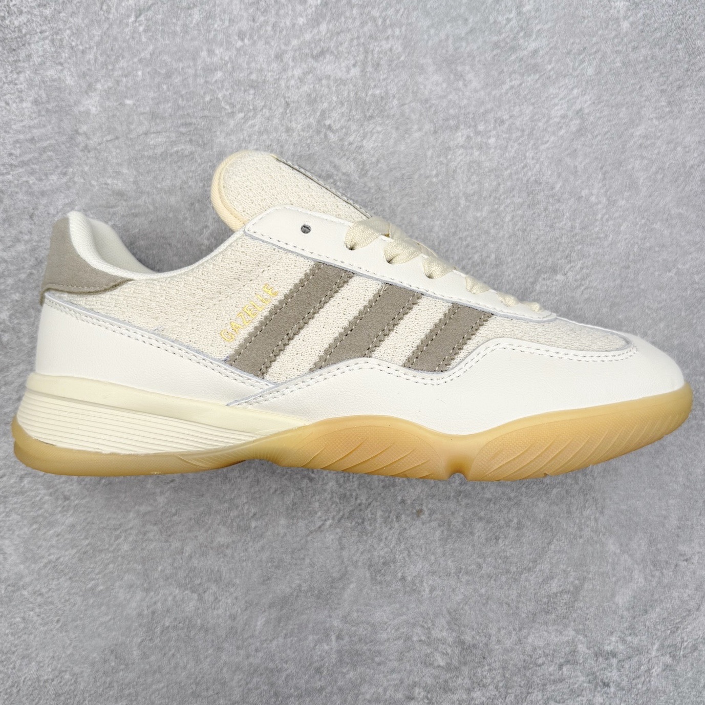 AD Originals Gazelle Sala 舒适柔软耐磨低帮 生活休闲鞋 男女同款 HQ7303 实拍调校N版已经零色差零失真 百分百还原实物色彩所见即所得 不存在货不对板色差等低级问题 选购参考实物拍摄 不混卖不参货 只用心做好货严格选品 承诺混一赔十 尺码：36 36.5 37.5 38 38.5 39 40 40.5 41 42 42.5 43 44 44.5 45-选品中心