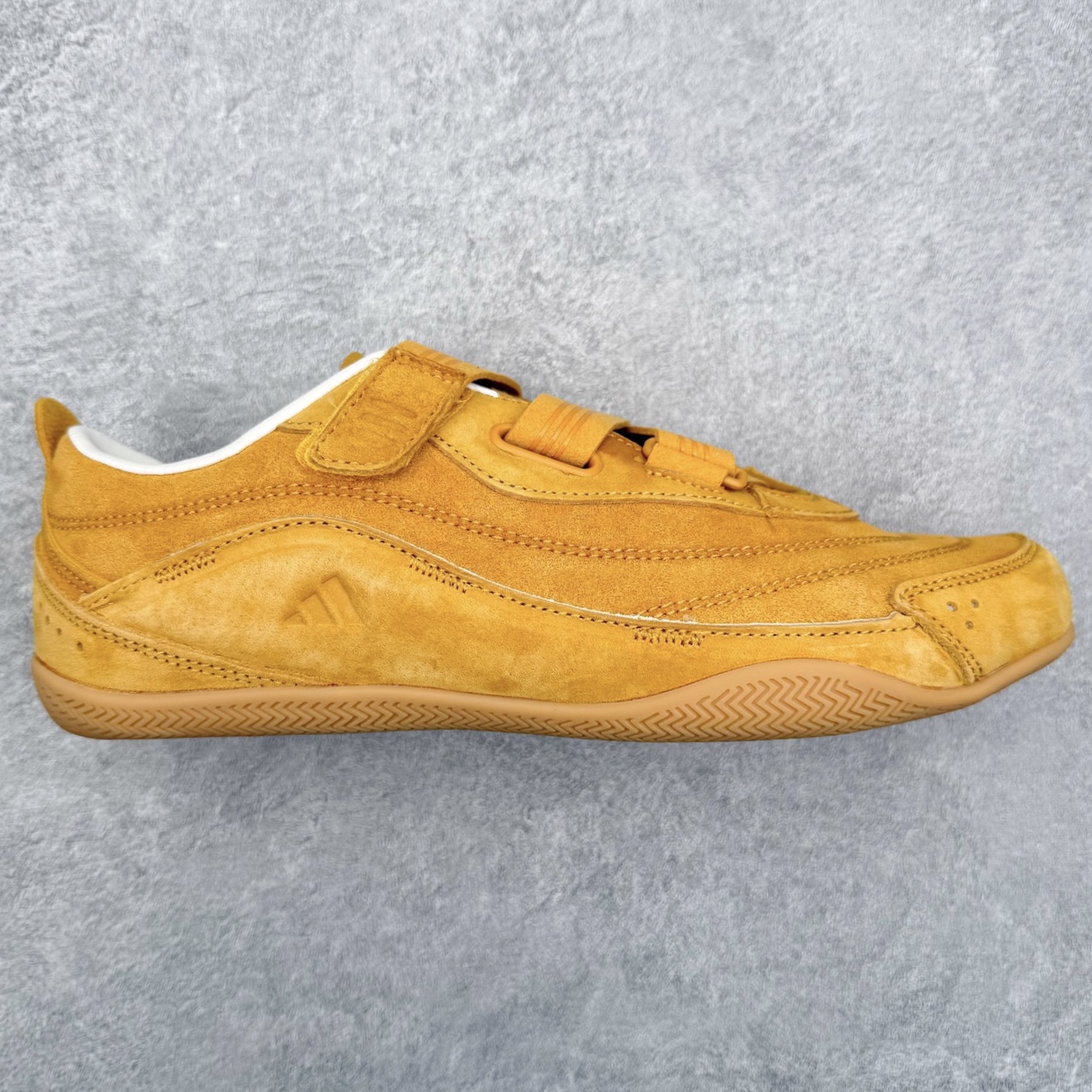 AD FOS URBAN REVERIE 舒适百搭 耐磨 低帮 生活休闲鞋 KJ4036 实拍调校N版已经零色差零失真 百分百还原实物色彩所见即所得 不存在货不对板色差等低级问题 选购参考实物拍摄 不混卖不参货 只用心做好货严格选品 承诺混一赔十 尺码：36 36.5 37.5 38 38.5 39 40 40.5 41 42 42.5 43 44 44.5 45-选品中心