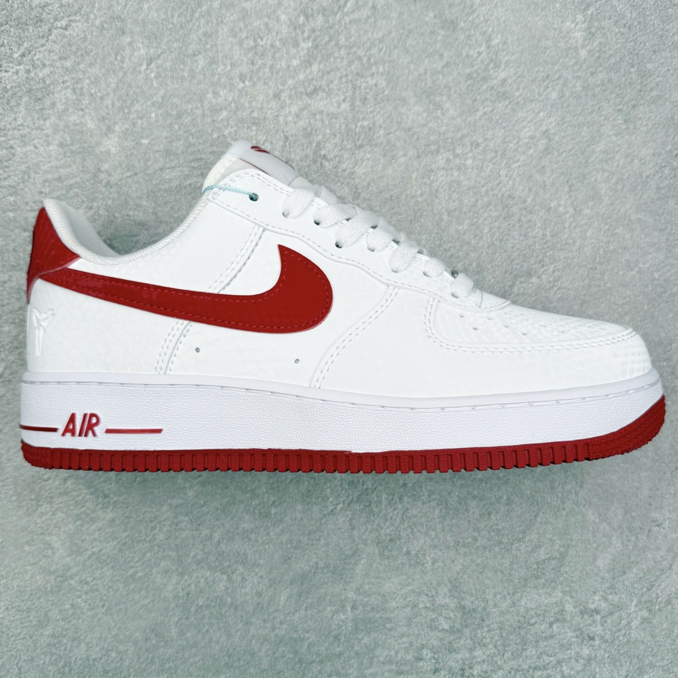 NK Air Force 1´07 Low 空军一号低帮百搭休闲运动板鞋 DV3808-105 柔软、弹性十足的缓震性能和出色的中底设计 横跨复古与现代的外型结合 造就出风靡全球 三十多年的Force 1 直到今天还深受青睐 实拍调校N版已经零色差零失真 百分百还原实物色彩所见即所得 不存在货不对板色差等低级问题 选购参考实物拍摄 不混卖不参货 只用心做好货严格选品 承诺混一赔十 尺码：36 36.5 37.5 38 38.5 39 40 40.5 41 42 42.5 43 44 44.5 45-选品中心