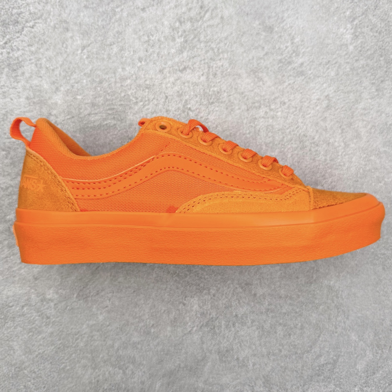 Atiba Jefferson x Vans Old Skool 36 经典舒适滑板鞋 Vans携手摄影师Atiba Jefferson推出的Skate OldSkool 36+滑板鞋，橙色亮眼有质感，麂皮融合网眼布拼接，透气又耐穿，经典侧边条纹搭配深灰中底，后跟Atiba联名Logo超有辨识度！鞋头缩短、提环设计，穿脱更方便，鞋垫还融入街头摄影元素，滑板文化氛围拉满，街头穿搭必备。 货号：VN000D5R12Q 尺码：35 36 36.5 37 38 38.5 39 40 40.5 41 42 42.5 43 44-选品中心