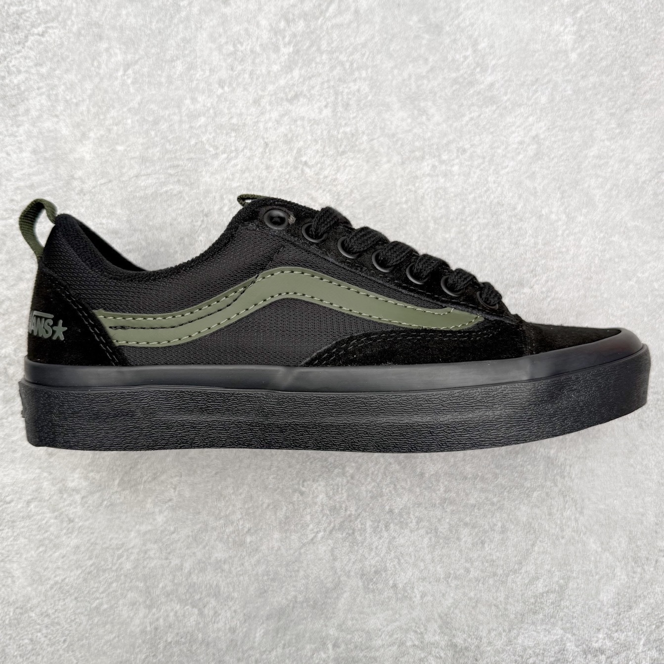 Atiba Jefferson x Vans Old Skool 36 经典舒适滑板鞋 Vans携手摄影师Atiba Jefferson推出的Skate OldSkool 36+滑板鞋，橙色亮眼有质感，麂皮融合网眼布拼接，透气又耐穿，经典侧边条纹搭配深灰中底，后跟Atiba联名Logo超有辨识度！鞋头缩短、提环设计，穿脱更方便，鞋垫还融入街头摄影元素，滑板文化氛围拉满，街头穿搭必备。 货号：VN000D5R12Q 尺码：35 36 36.5 37 38 38.5 39 40 40.5 41 42 42.5 43 44-选品中心
