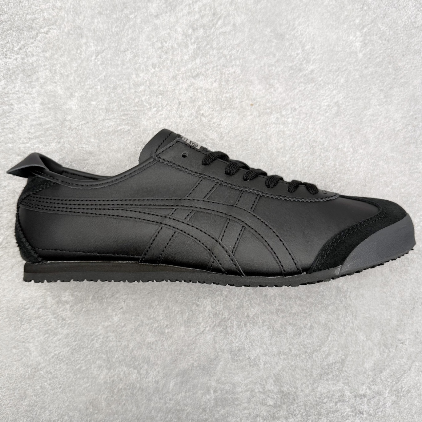 ＃C版 Asics Onitsuka Tiger MEXICO 66 亚瑟士鬼冢虎复古经典板鞋 市场王者选手 海外订单工厂出品 长期生产补货永不断码 超成熟稳定的做工品控 原装全套纸板楦头开发 原汁原味 完美呈现版型 私模正确鞋底咬花纹路 一比一鞋头弧度高度鞋身弧度 绝不口嗨 细节品控鞋型随意秒杀市面 原档咬花纹路私模大底 一个单元有六个三角形 总体形拼接呈现花瓣状 官方四联吊牌 原装Ortholite轻量化鞋垫 原盒原配 质保卡 说明书 钢印防尘纸 纸板中底带钢印 乳胶组合鞋垫 支持全方位的对比专柜 产品从款式颜色造型上体现出追求舒适和细节的完美 鞋类更是推崇手工制作的严谨与完美 融舒适性与可穿性的设计风格 注重细节的完美和别致魅力 既保持稳重 又不失轻松的时尚感 尺码：36 37 37.5 38 39 39.5 40 40.5 41.5 42 42.5 43.5 44 45-选品中心