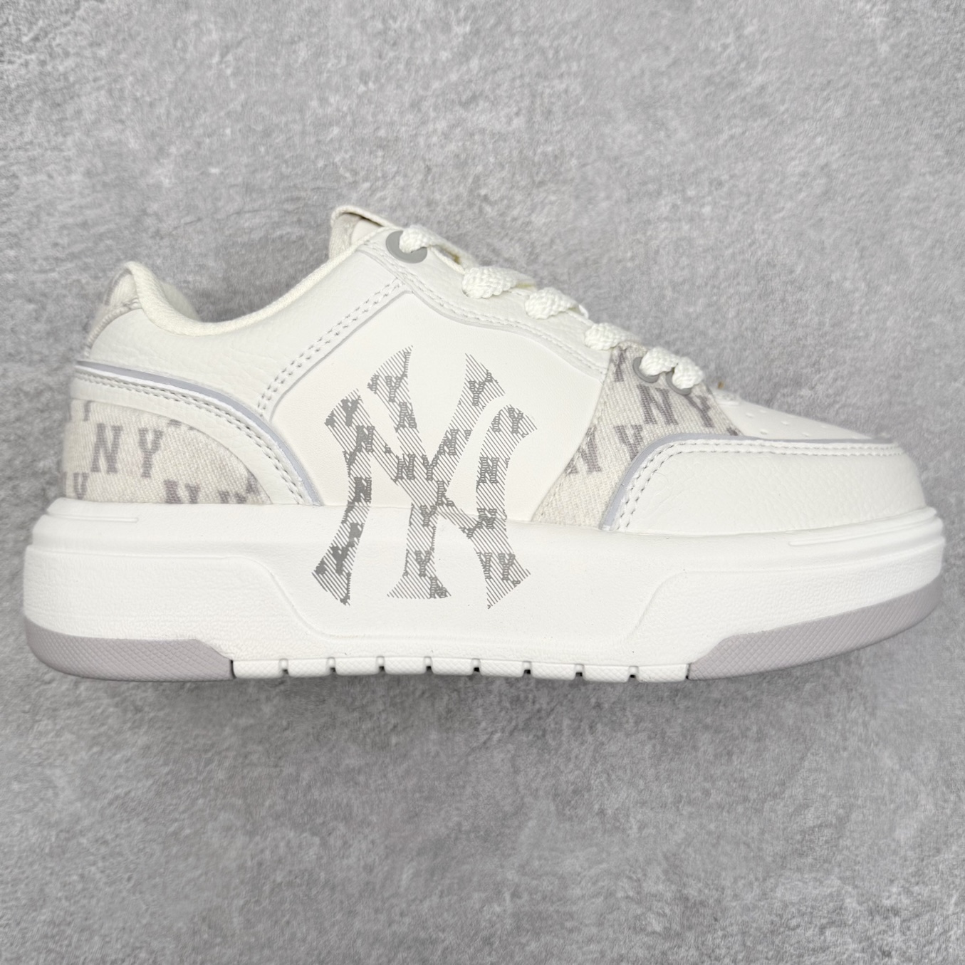 MLB Chunky Liner Basic 复古印花学长鞋系列低帮轻量增高厚底百搭休闲运动慢跑鞋板鞋 Korea韩国联名NY美国榄球纽约洋基队限定 韩国代购专供 全套原楦原纸板原厂数据开发 正确中底拉帮中底网布细节 平台代购专供 左脚内置芯片 韩国代购吊牌标贴 独家一比一RB+MD组合大底 高频后跟小人Logo精准对位立体饱满 正确网布加超迁鞋面 转印中底走线紧密 转印Logo工艺表层防刮不掉色 尺码：35 36 36.5 37.5 38 38.5 39 40 40.5 41 42 42.5 43 44 45-选品中心