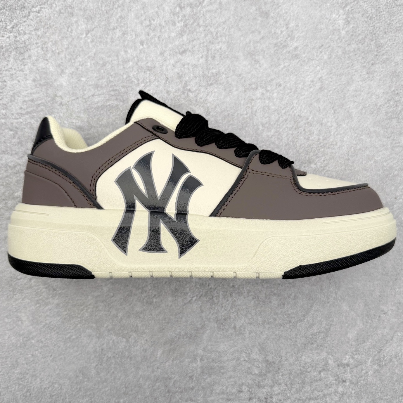 MLB Chunky Liner Basic 复古印花学长鞋系列低帮轻量增高厚底百搭休闲运动慢跑鞋板鞋 Korea韩国联名NY美国榄球纽约洋基队限定 韩国代购专供 全套原楦原纸板原厂数据开发 正确中底拉帮中底网布细节 平台代购专供 左脚内置芯片 韩国代购吊牌标贴 独家一比一RB+MD组合大底 高频后跟小人Logo精准对位立体饱满 正确网布加超迁鞋面 转印中底走线紧密 转印Logo工艺表层防刮不掉色 尺码：35 36 36.5 37.5 38 38.5 39 40 40.5 41 42 42.5 43 44 45-选品中心