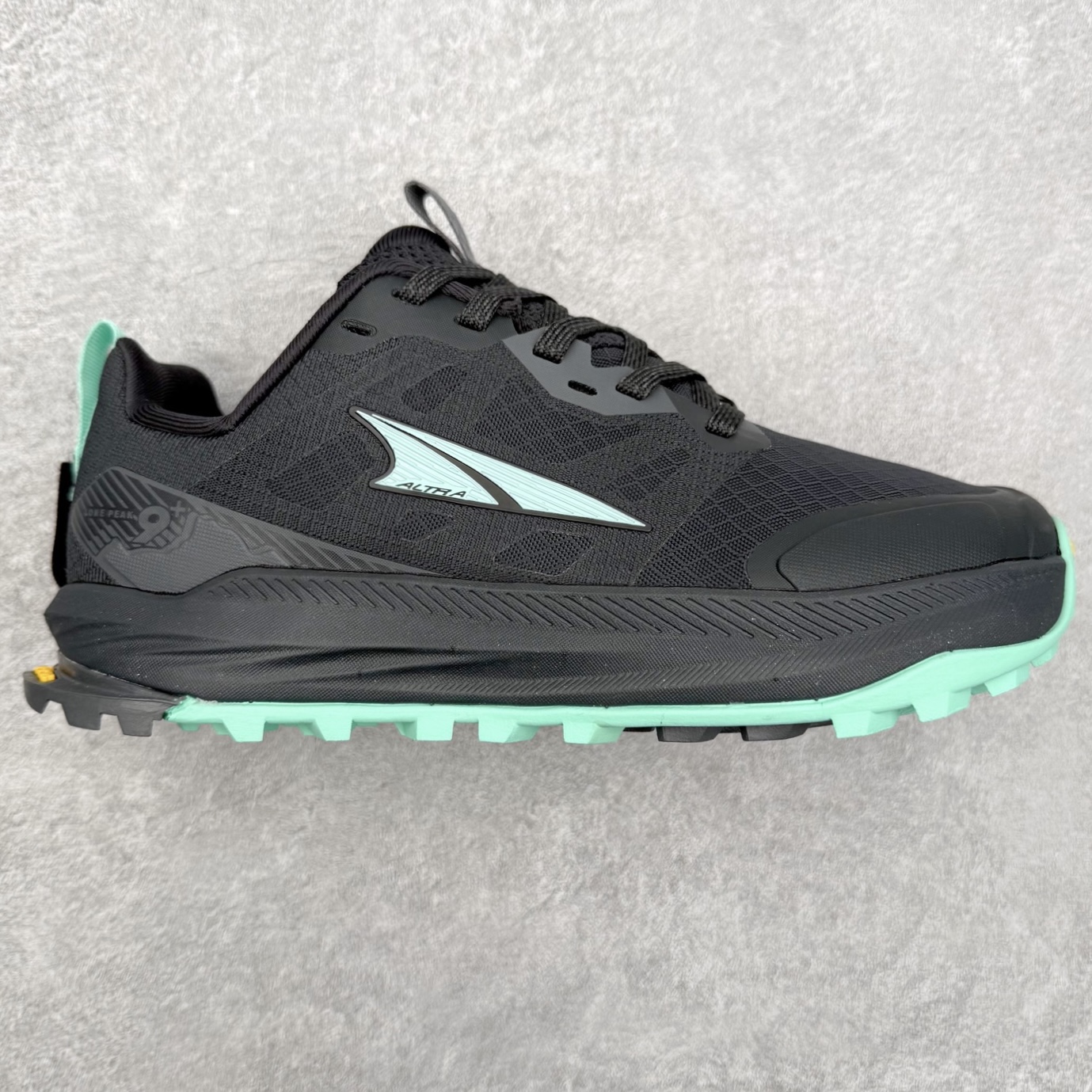 ＃纯原 Altra Lone Peak 9 舒适运动越野跑鞋 2009年，长跑精英运动员Golden Harper在美国犹他州创立了“Altra Footwear”，跑鞋特点是采用舒适的FootShape™M（很适鞋楦）设计和独特的BalancedCushioning™（平衡缓冲）技术，帮助遭受伤病困扰的跑者回归跑步，从而迅速积累起良好的口碑。2011年品牌迅速发展，屡获大奖。2015年开始不仅占据全美跑鞋前十，足迹更是遍布全球。2016年Altra正式进入中国市场，凭借独特的品牌风格以及出色的性能表现，三年来获得越来越多普通跑者的喜爱。销售业绩增长迅速，成为中国越野跑市场占有量前三的跑鞋品牌。实拍调校N版已经零色差零失真 百分百还原实物色彩所见即所得 不存在货不对板色差等低级问题 选购参考实物拍摄 不混卖不参货 只用心做好货严格选品 承诺混一赔十 尺码：39 40 40.5 41 42 42.5 43 44 44.5 45 46-选品中心