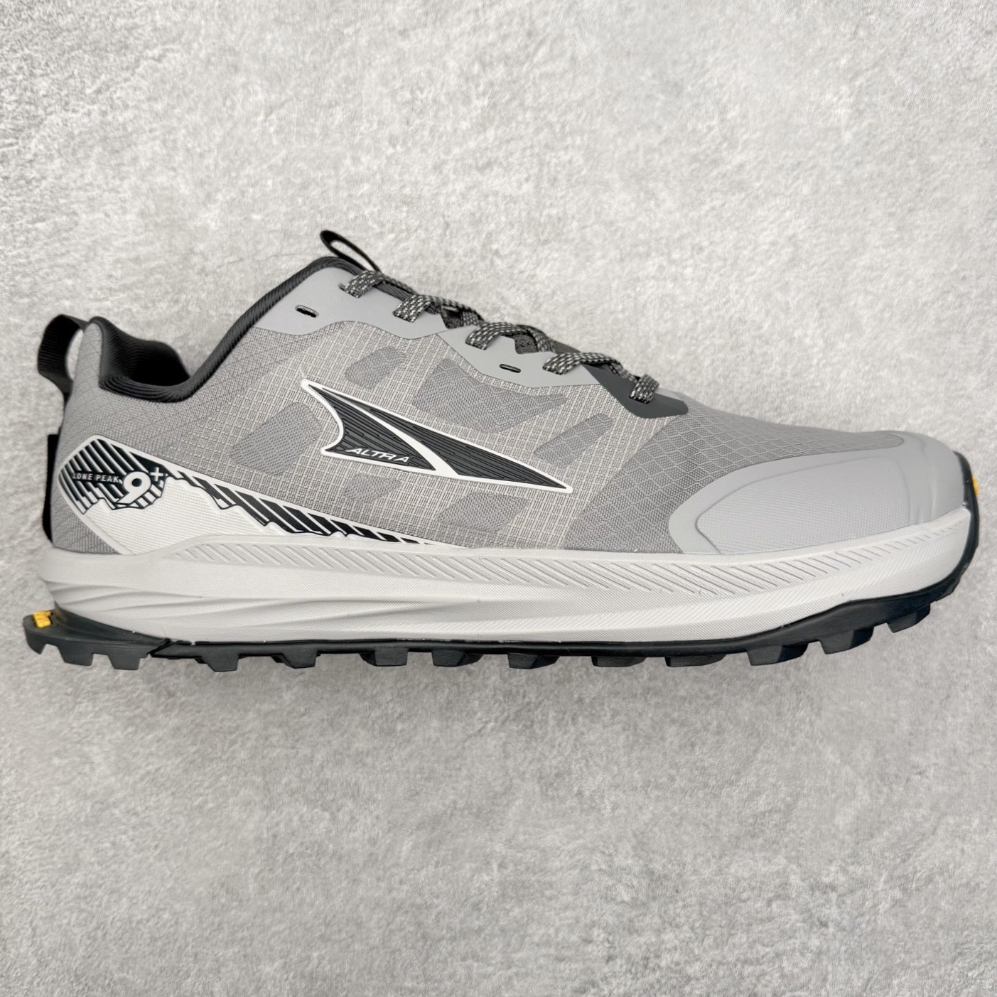 ＃纯原 Altra Lone Peak 9 舒适运动越野跑鞋 2009年，长跑精英运动员Golden Harper在美国犹他州创立了“Altra Footwear”，跑鞋特点是采用舒适的FootShape™M（很适鞋楦）设计和独特的BalancedCushioning™（平衡缓冲）技术，帮助遭受伤病困扰的跑者回归跑步，从而迅速积累起良好的口碑。2011年品牌迅速发展，屡获大奖。2015年开始不仅占据全美跑鞋前十，足迹更是遍布全球。2016年Altra正式进入中国市场，凭借独特的品牌风格以及出色的性能表现，三年来获得越来越多普通跑者的喜爱。销售业绩增长迅速，成为中国越野跑市场占有量前三的跑鞋品牌。实拍调校N版已经零色差零失真 百分百还原实物色彩所见即所得 不存在货不对板色差等低级问题 选购参考实物拍摄 不混卖不参货 只用心做好货严格选品 承诺混一赔十 尺码：39 40 40.5 41 42 42.5 43 44 44.5 45 46-选品中心