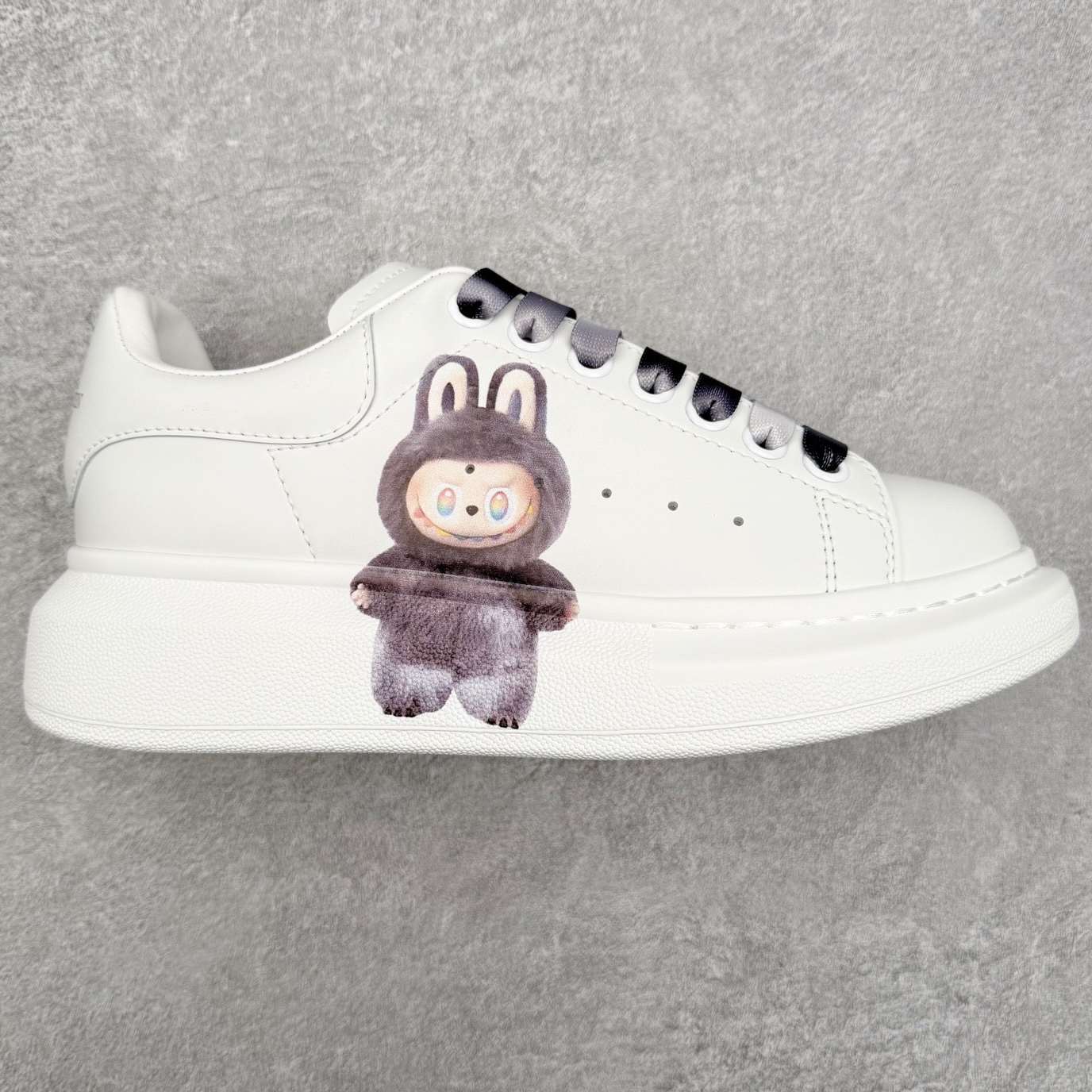 Alexander McQueen 亚历山大麦昆小白鞋 东莞纯原 现市场所售版本天花板一梯队级别 原鞋在手可对比 可提供拍摄 高端零售客户最爱厚底增高小白鞋 正品购回原版开发 鞋底厚4.5cm 全鞋面进口牛皮 丝绸亚光原版水染羊皮内里 牛皮垫脚 回弹度到位 耐磨舒适 （⚠官方同步尺码带半码）全套得物毒盒蓝色外包盒 加厚层工艺原盒 并赠送极品丝带和购物袋 中底附带厂标钢印 女码中底和原版一致的13钉工艺（作用是小钉弯曲后可将中底与帮脚抓得更紧密）鞋盒贴标使用了高精密打印机，清晰与原版一致赠送加厚麻布防尘袋 闲置时可使用防尘尺码：35 36 36.5 37 37.5 38 38.5 39 40 40.5 41 41.5 42 42.5 43 43.5 44 45 官网一致尺码-选品中心